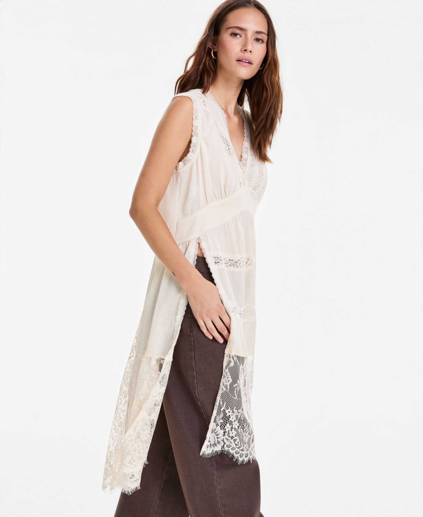 Женский топ And Now This V-Neck Sleeveless Lace-Trim Tunic, цвет: Palomino — фото 4