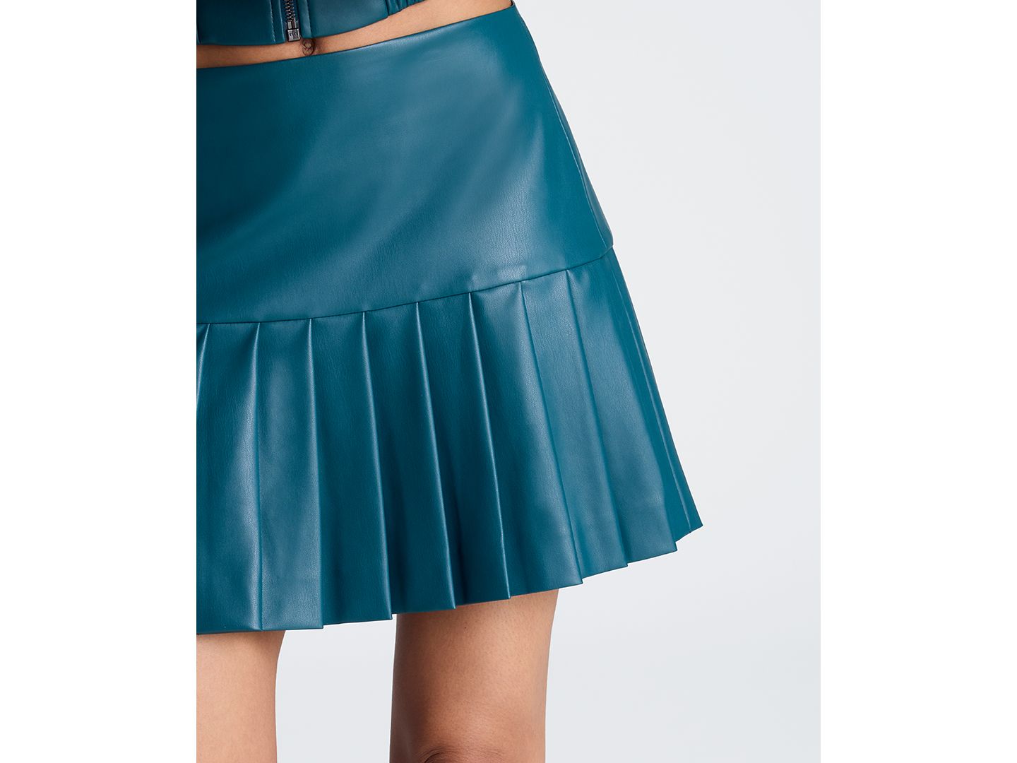 Женская юбка Kenneth Cole Faux Leather Side Zip Pleated Mini, цвет: Бирюзовый сумеречный — фото 6