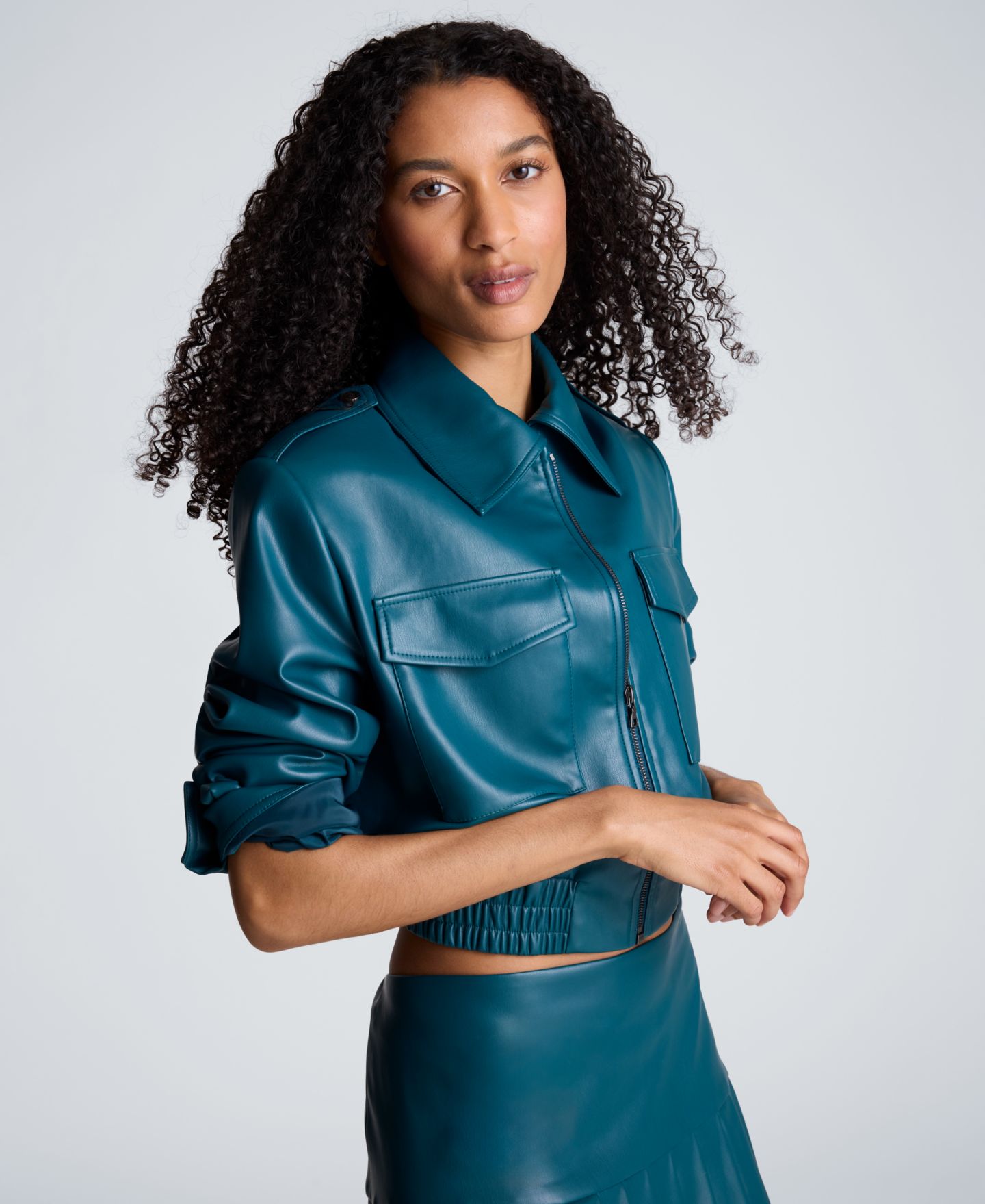 Женская куртка Kenneth Cole Cropped Faux Leather Bomber, цвет: Бирюзовый сумеречный — фото 3