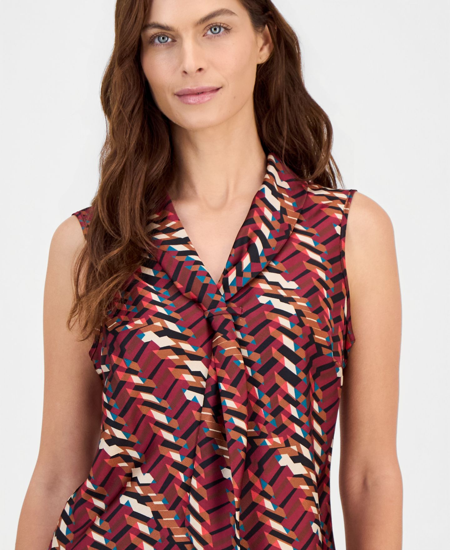 Женская блузка Tahari Plus Size Sailor Tie Sleeveless Geometric-Print, цвет: Клюквенный — фото 3