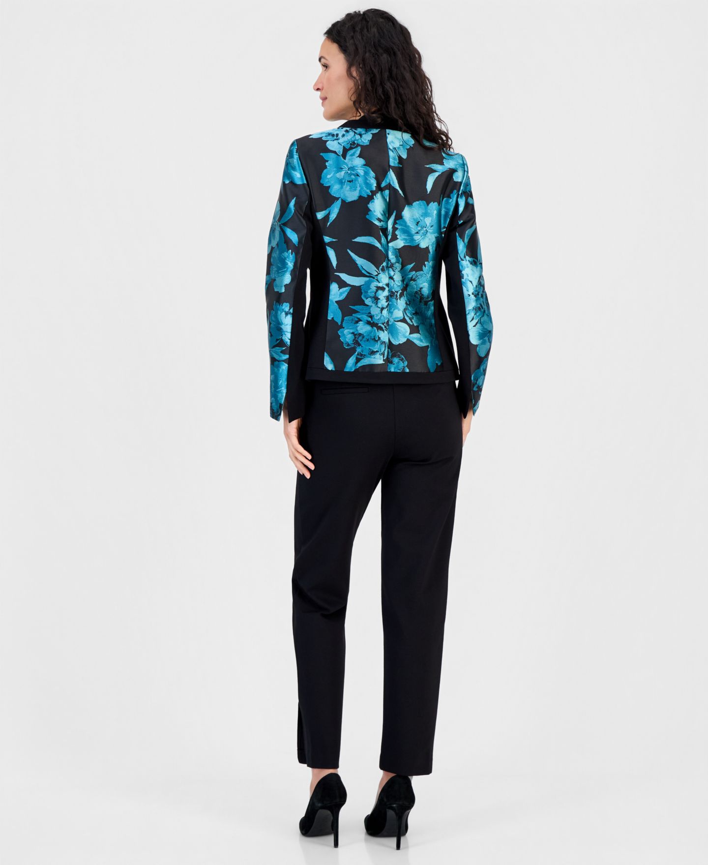 Женские комплекты Kasper Collarless Floral Jacquard Jacket, Tie-Neck Sleeveless Blouse & Audrey Straight-Leg Trousers, цвет: Чёрный — фото 3