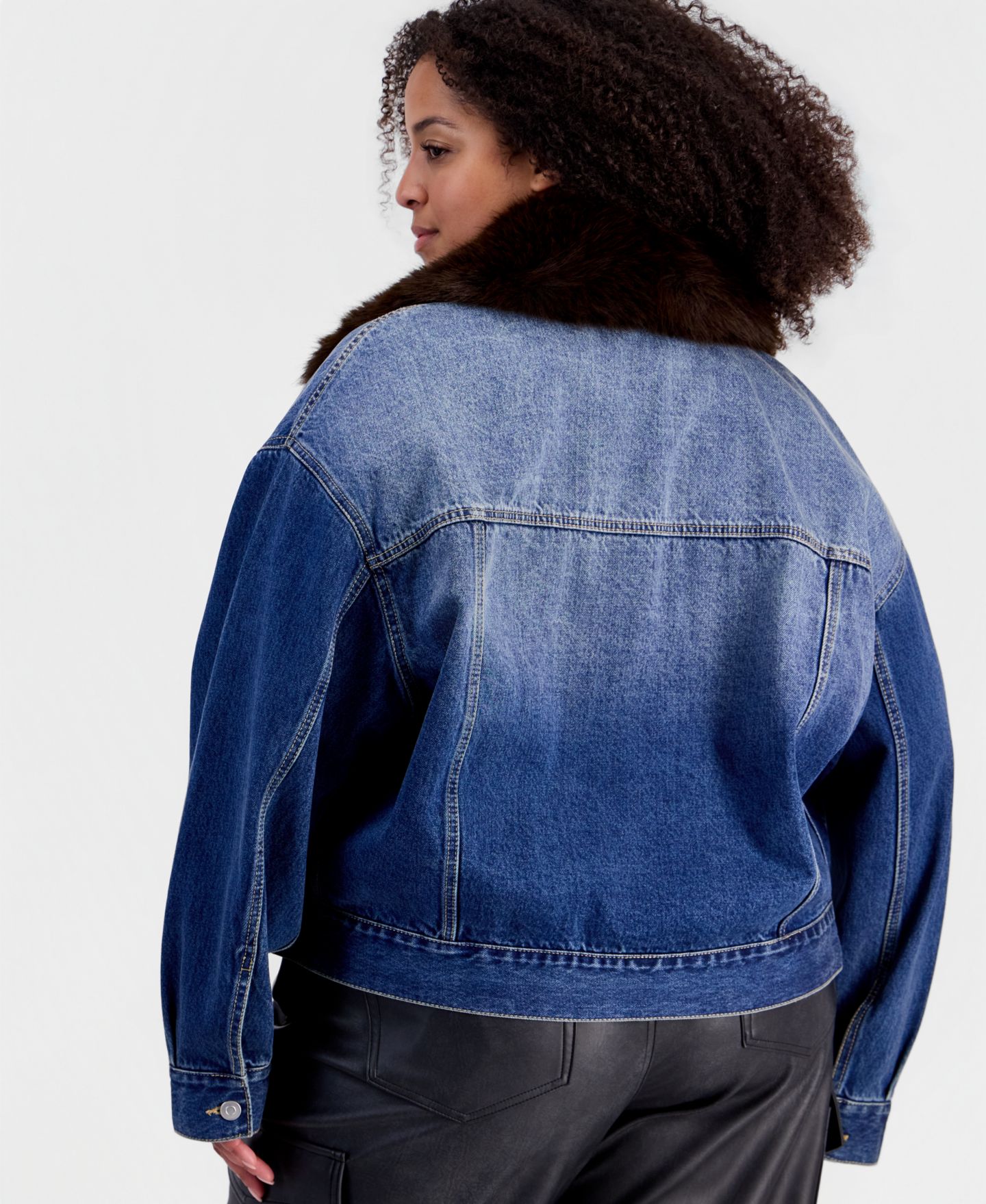 Женская куртка And Now This Plus Size Removable Faux-Fur Collar Denim Cropped Jacket, цвет: Средняя варка — фото 4