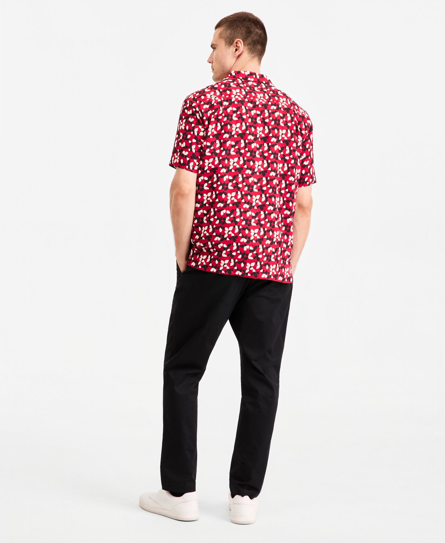 Мужские комплекты Ted by Ted Baker Warwick Floral Short Sleeve Camp Shirt, Grosvenor Short-Sleeve Crewneck Sweater & Hampstead Modern-Fit Chino Solid Pants, цвет: Бежевый — фото 3