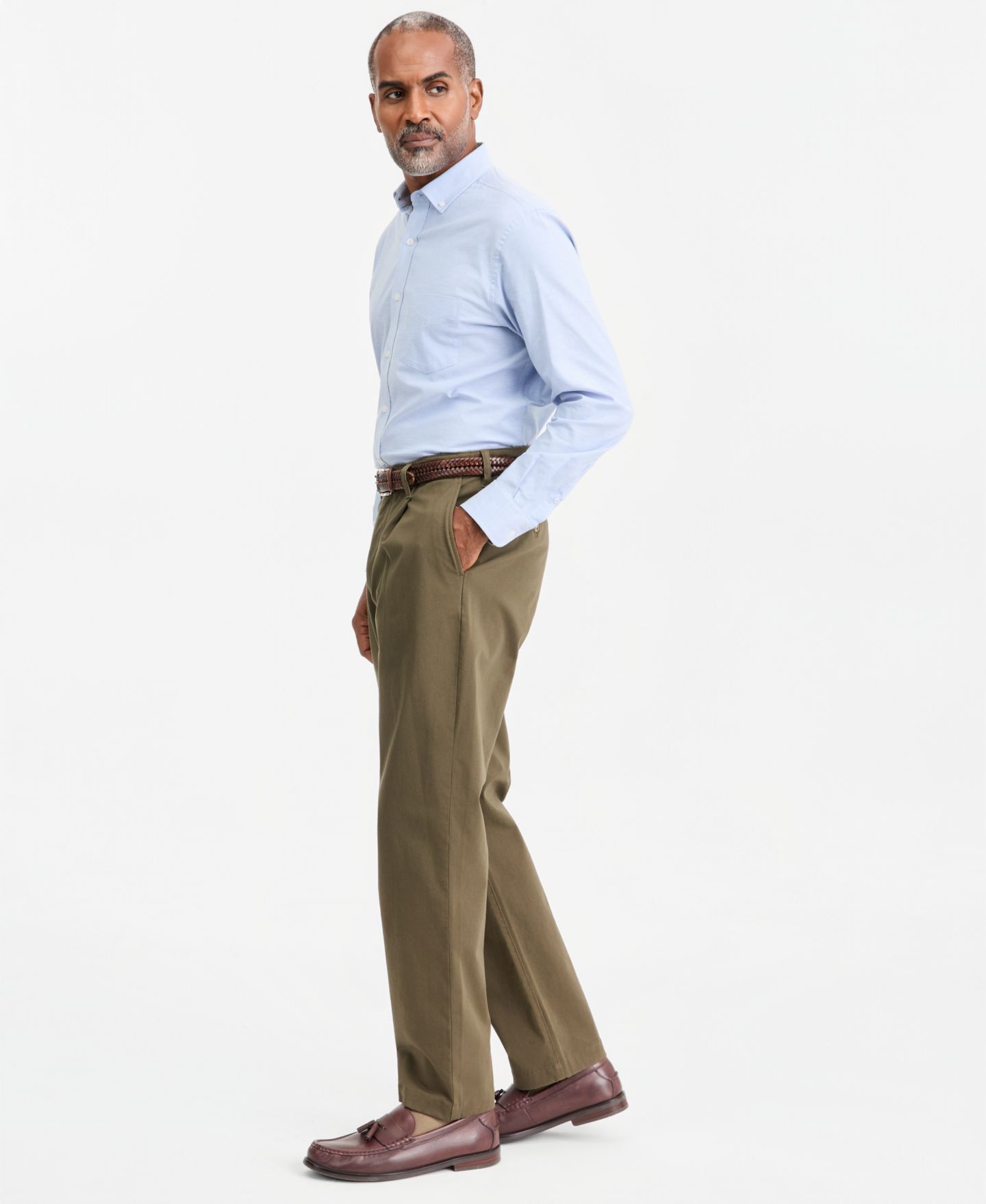 Мужские брюки Club Room Relaxed-Fit Pleated Chinos, Macy's Exclusive, цвет: Глубокий оливковый — фото 2