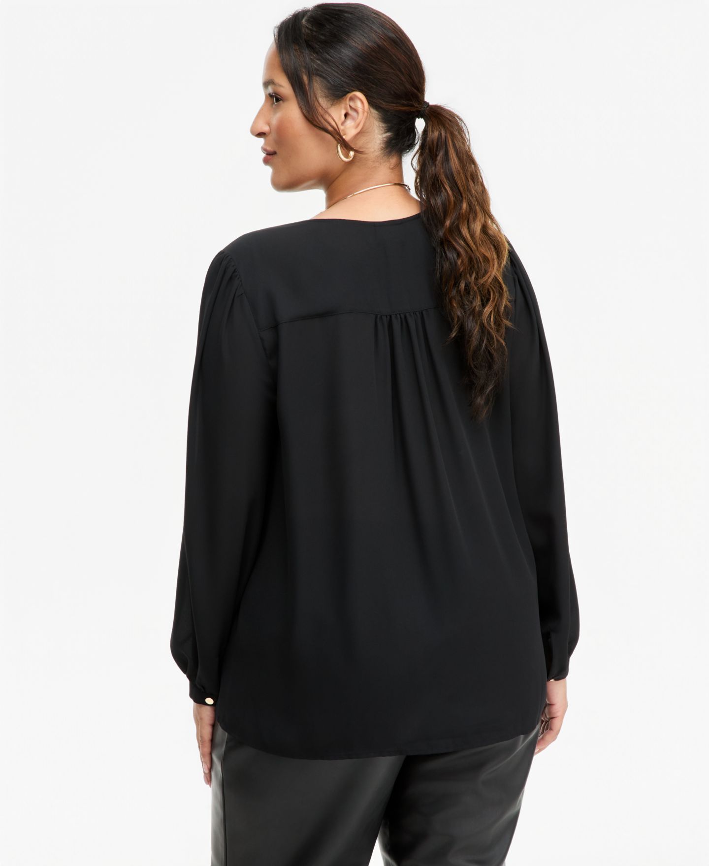 Женская блузка I.N.C. International Concepts I.N.C. Plus Size Long-Sleeve V-Neck Pleated Blouse, цвет: Глубокий чёрный — фото 3