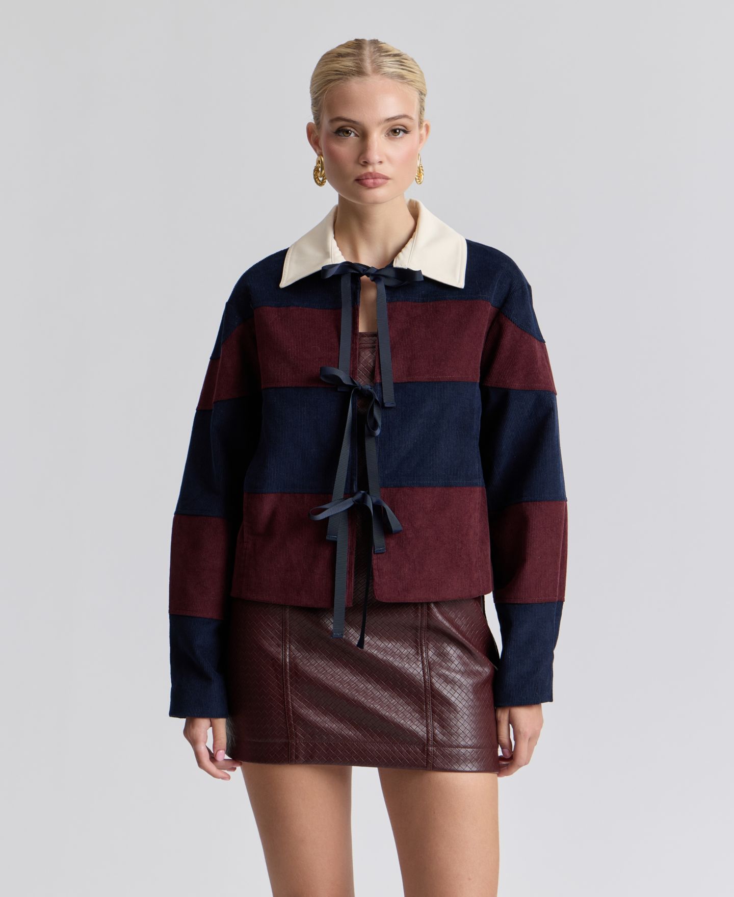 Женская куртка Avec Les Filles Striped Rugby Front Tie, цвет: Тёмно-синий / Бордовый — фото 2