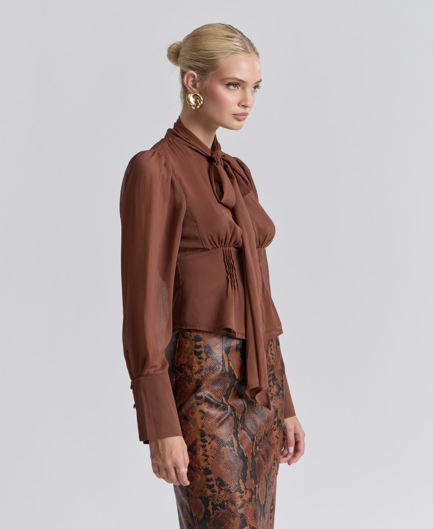 Женский топ Avec Les Filles Long Puff-Sleeve Scarf Neck Top, цвет: Коричневый — фото 3