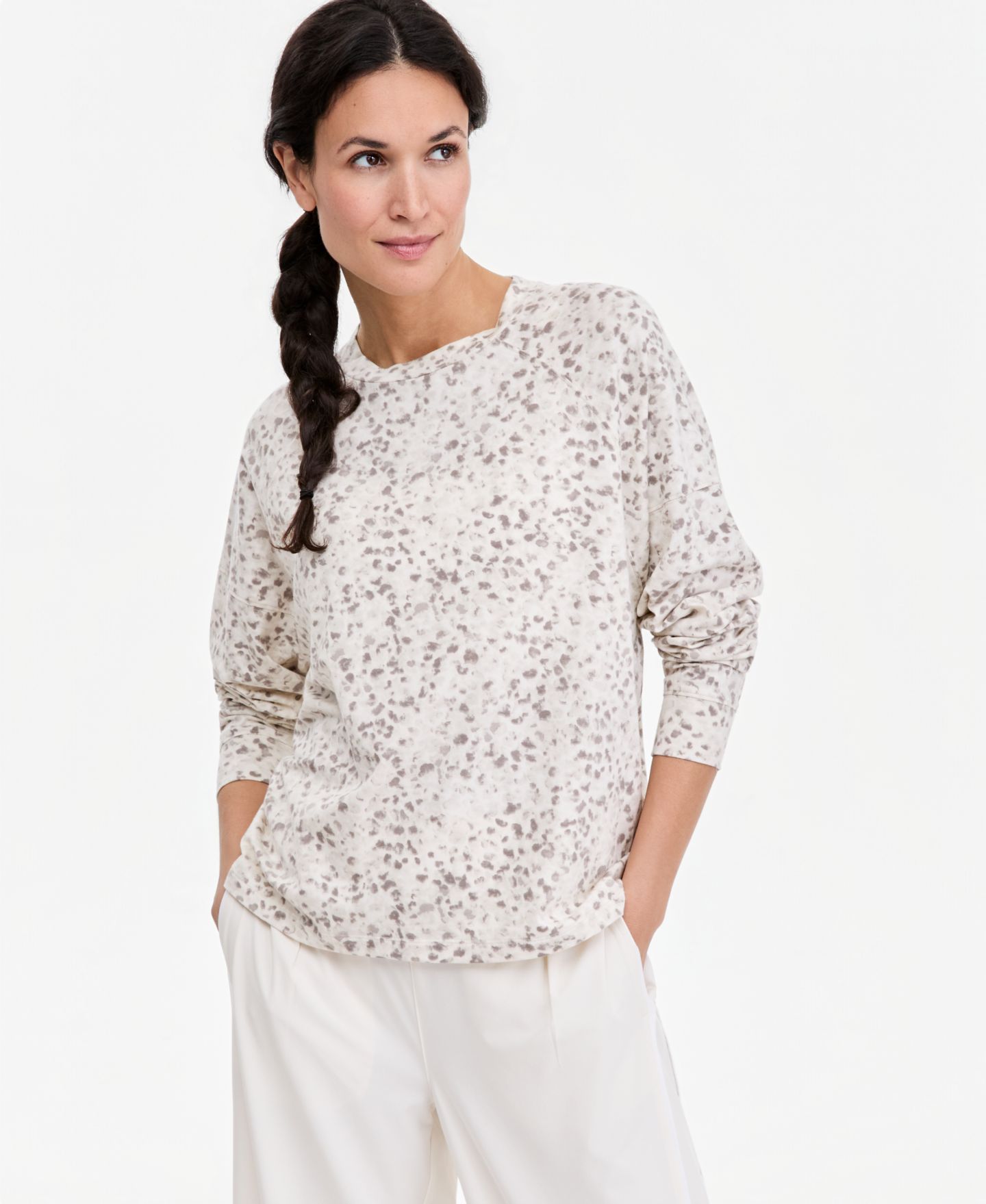 Женская футболка ID Ideology Soft Paw Printed Relaxed-Fit Cotton-Blend Crewneck Long-Sleeve Tee, цвет: Мягкий молочный — фото 1