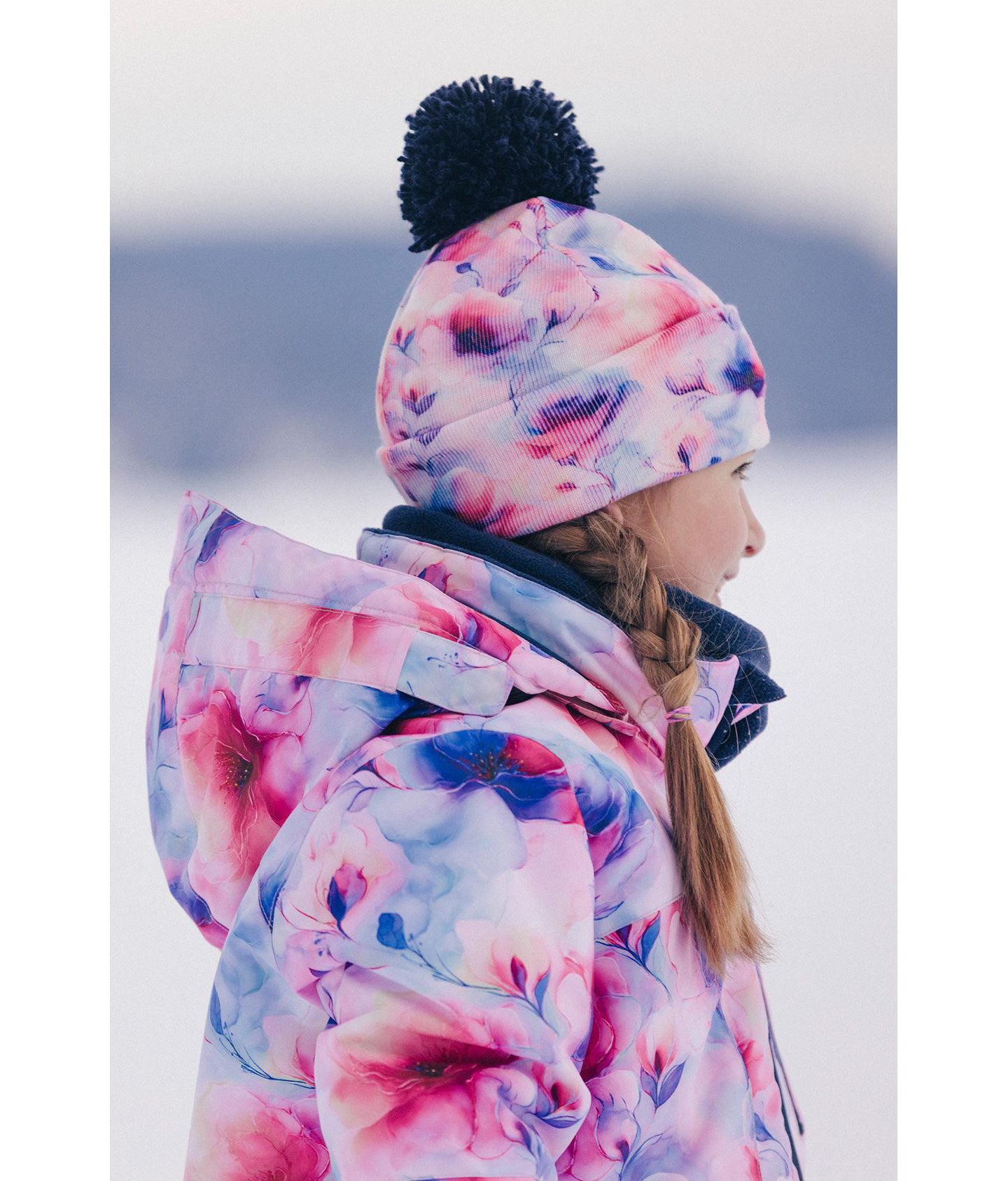 Шапка Deux par Deux Winter Knit Pompom Hat для девочек, цвет: Розовато-лиловый с принтом — фото 2