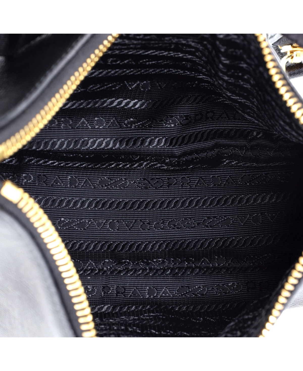 Pre-Owned Prada Small Re-Edition 2005 Shoulder Bag Saffiano Leather