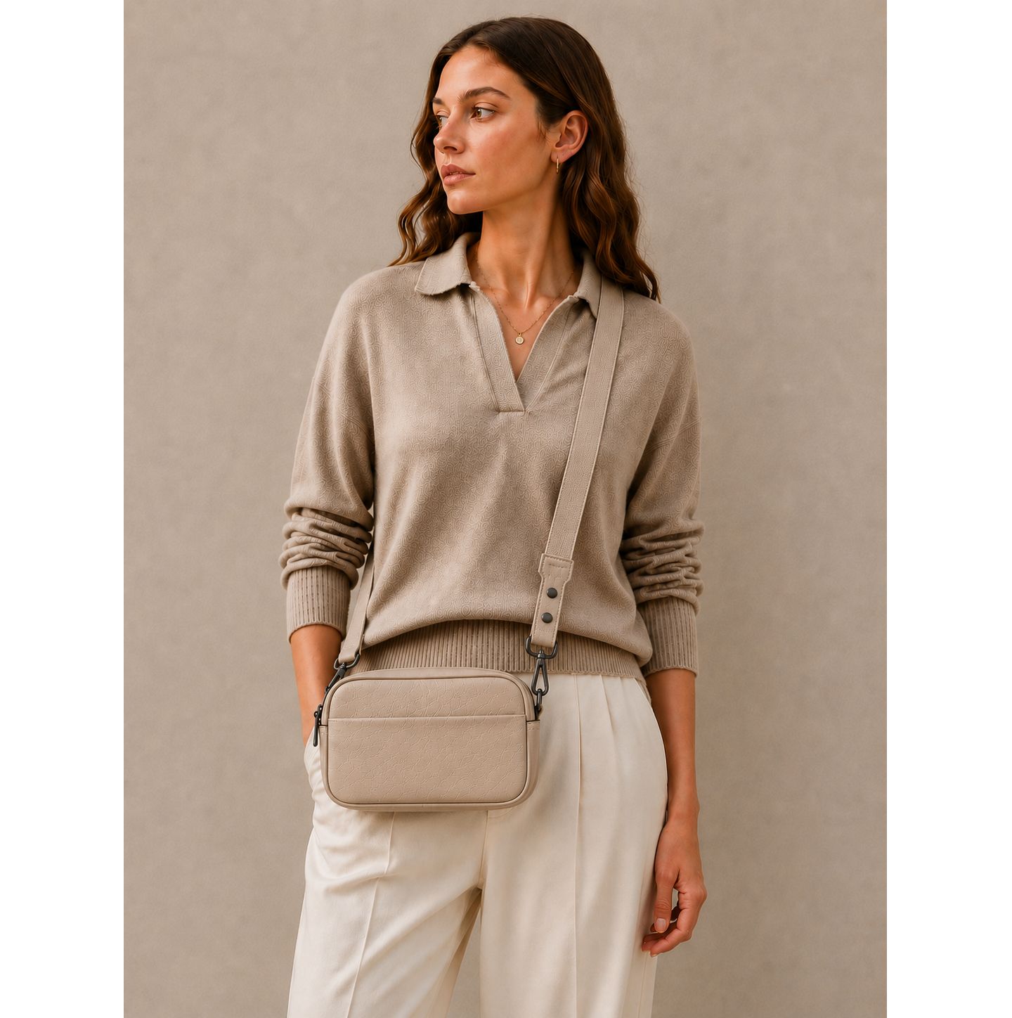 Женская сумка SUSU Avery Pebble Leather Camera Bag Structured Crossbody Purse with Wide Strap, цвет: Бежевый / Кремовый — фото 4
