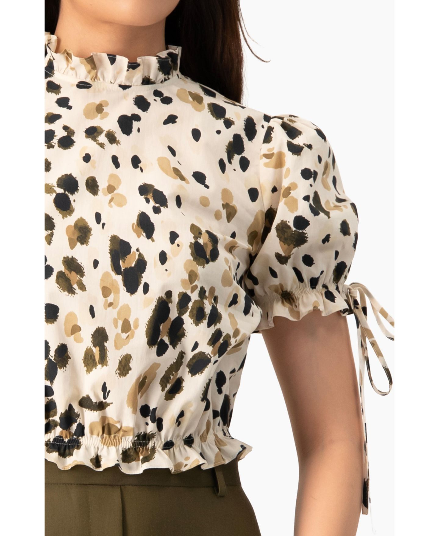 Женская блузка Ivonne Abstract Animal Print Crop Blouse, Puff Sleeve Ruffle Neck Top, цвет: Оливковый зелёный — фото 6