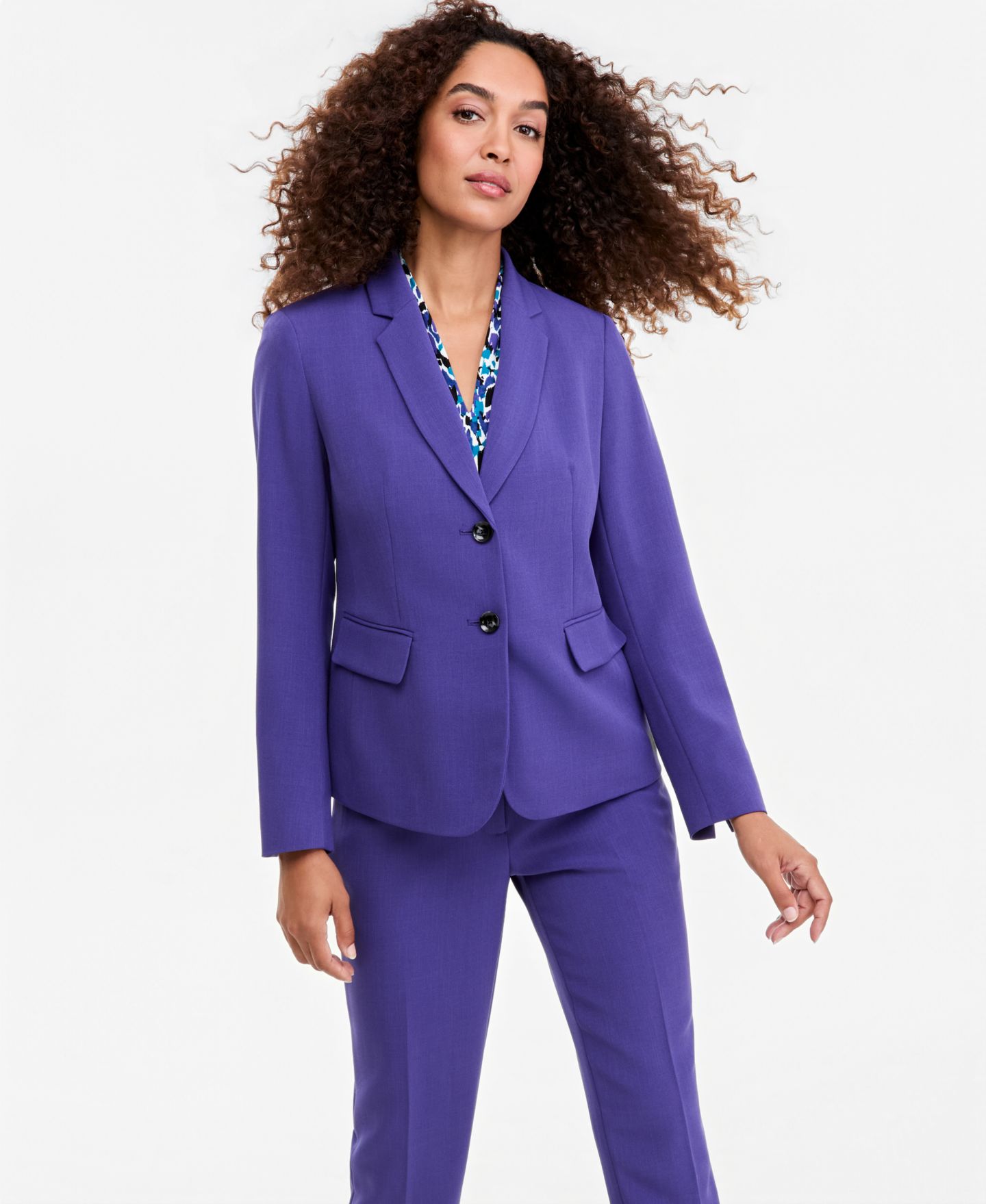 Женские комплекты Kasper Notch-Collar Button-Front Jacket, Printed Funnel-Neck Extended-Shoulder Top & Ava Mid-Rise Straight-Leg Crepe Pants, цвет: Бирюзовый — фото 4