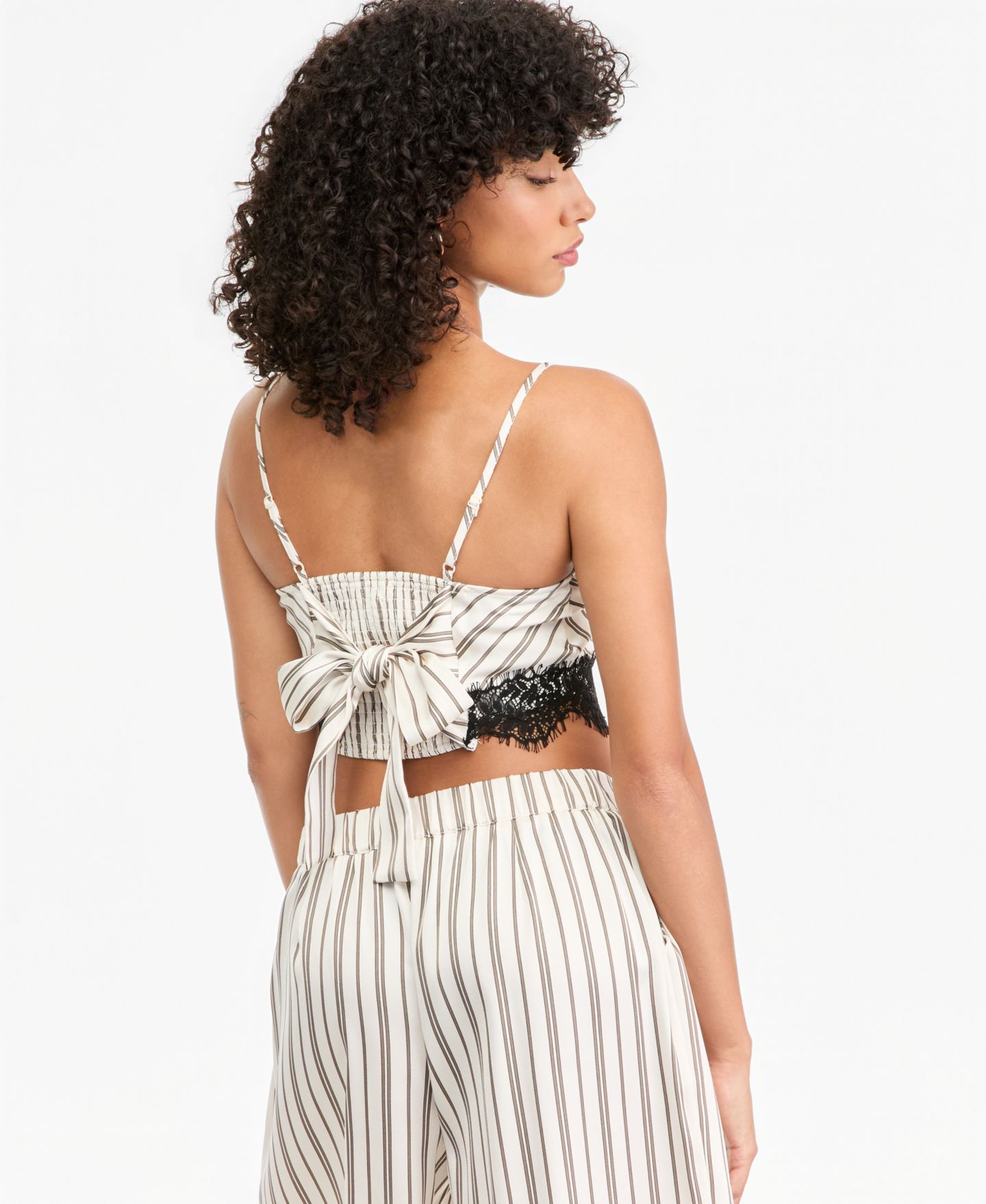 Женский топ Bar III Pinstripe Satin V-Neck Sleeveless, цвет: Чёрный белый полосатый — фото 4