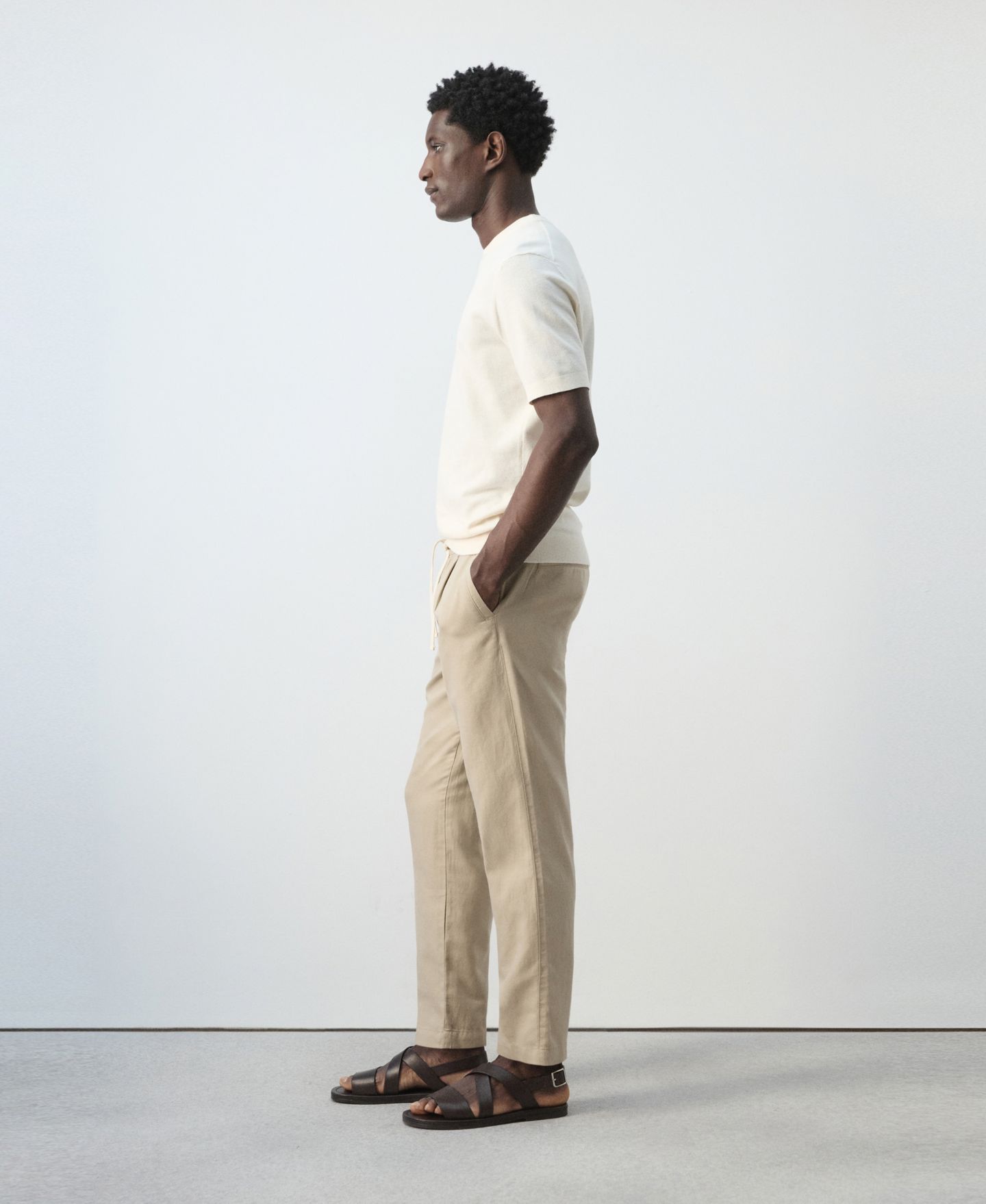 Мужские брюки MANGO Slim-Fit Cropped Cotton-Linen, цвет: Бежевый — фото 4