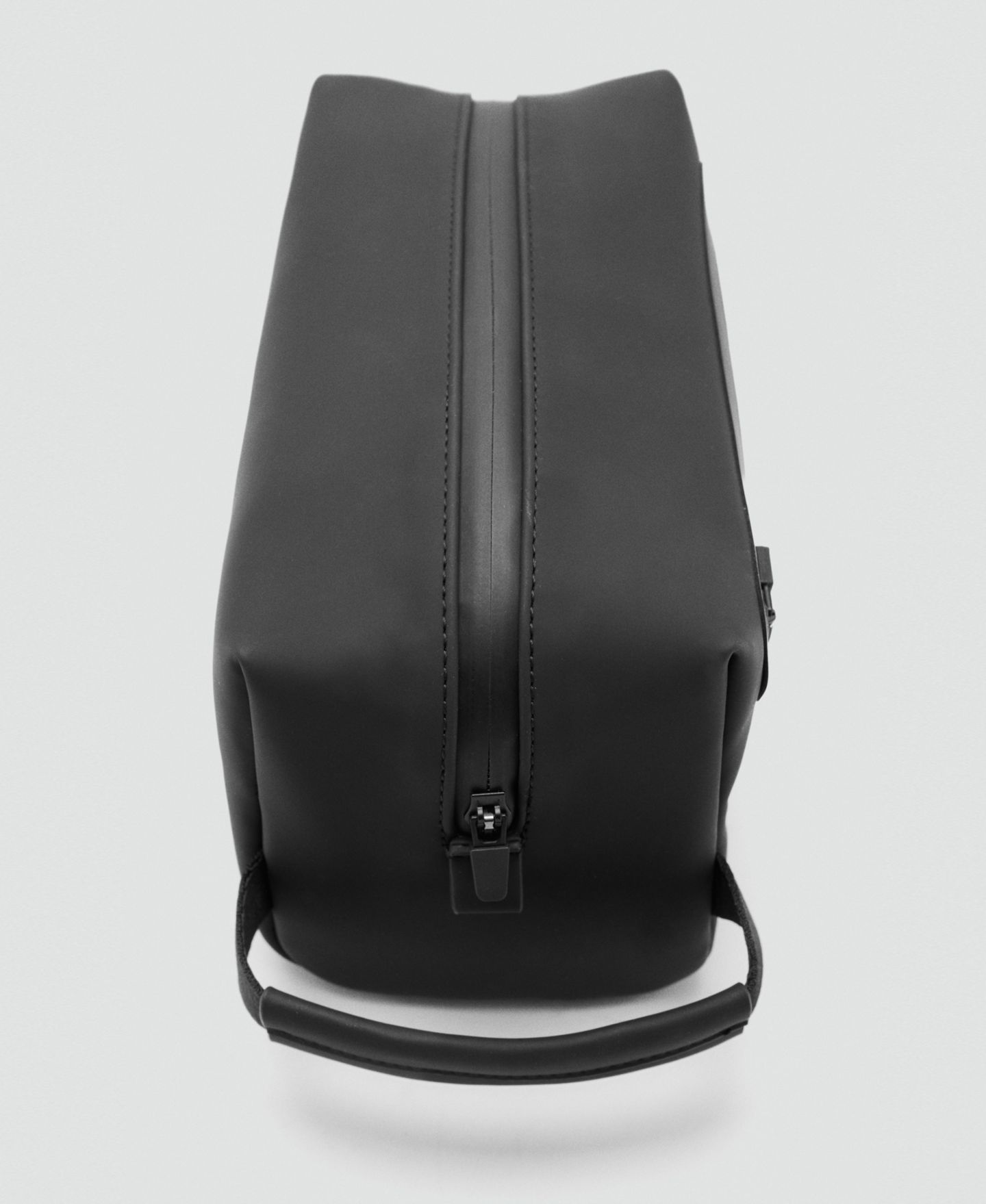 Мужской несессер MANGO Faux Leather Detail Toiletry Bag, цвет: Чёрный — фото 4