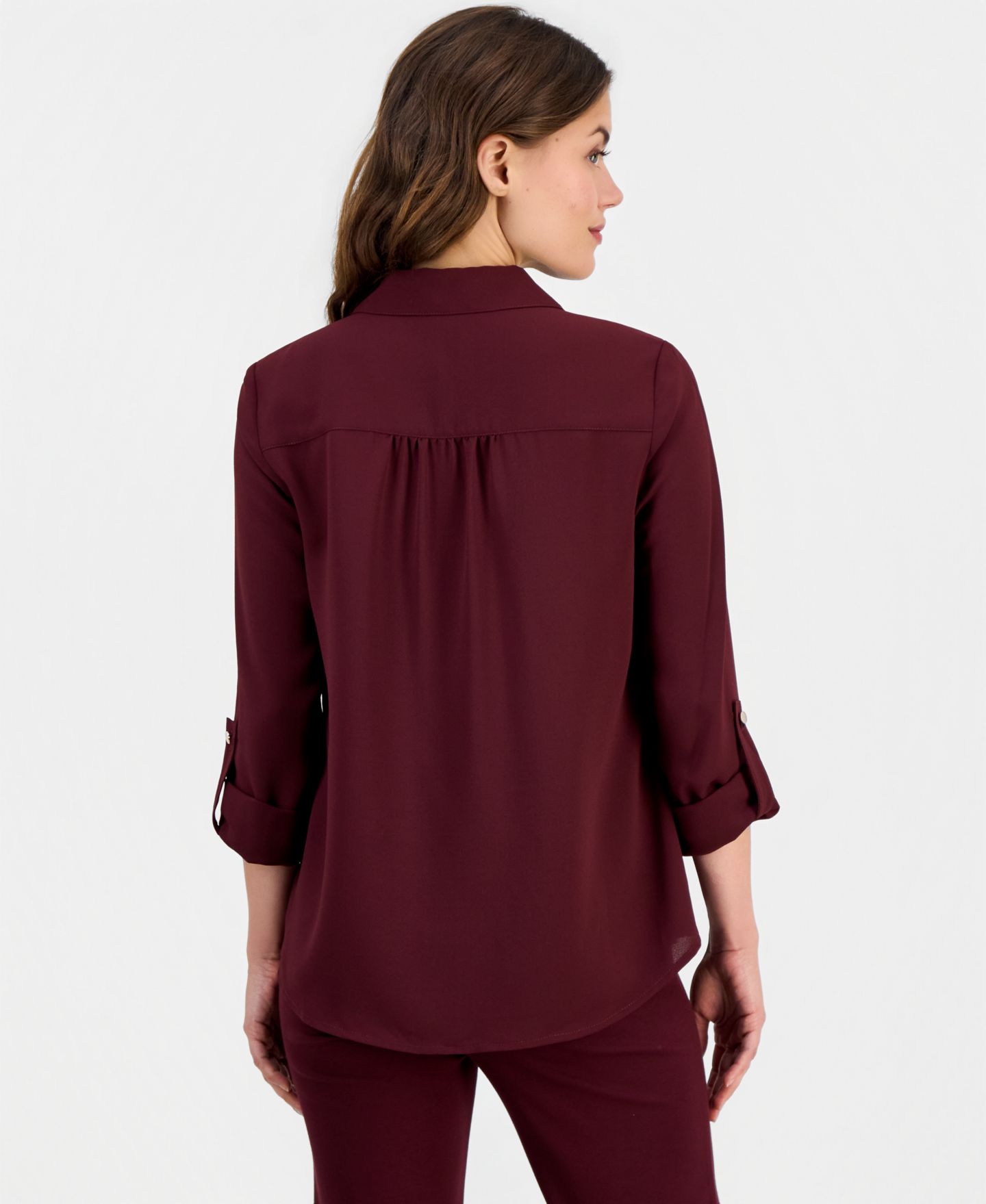 Женская блузка Anne Klein Essentials Petite V-Neck 3/4-Length Roll-Tab Sleeve Blouse, цвет: Barolo — фото 3