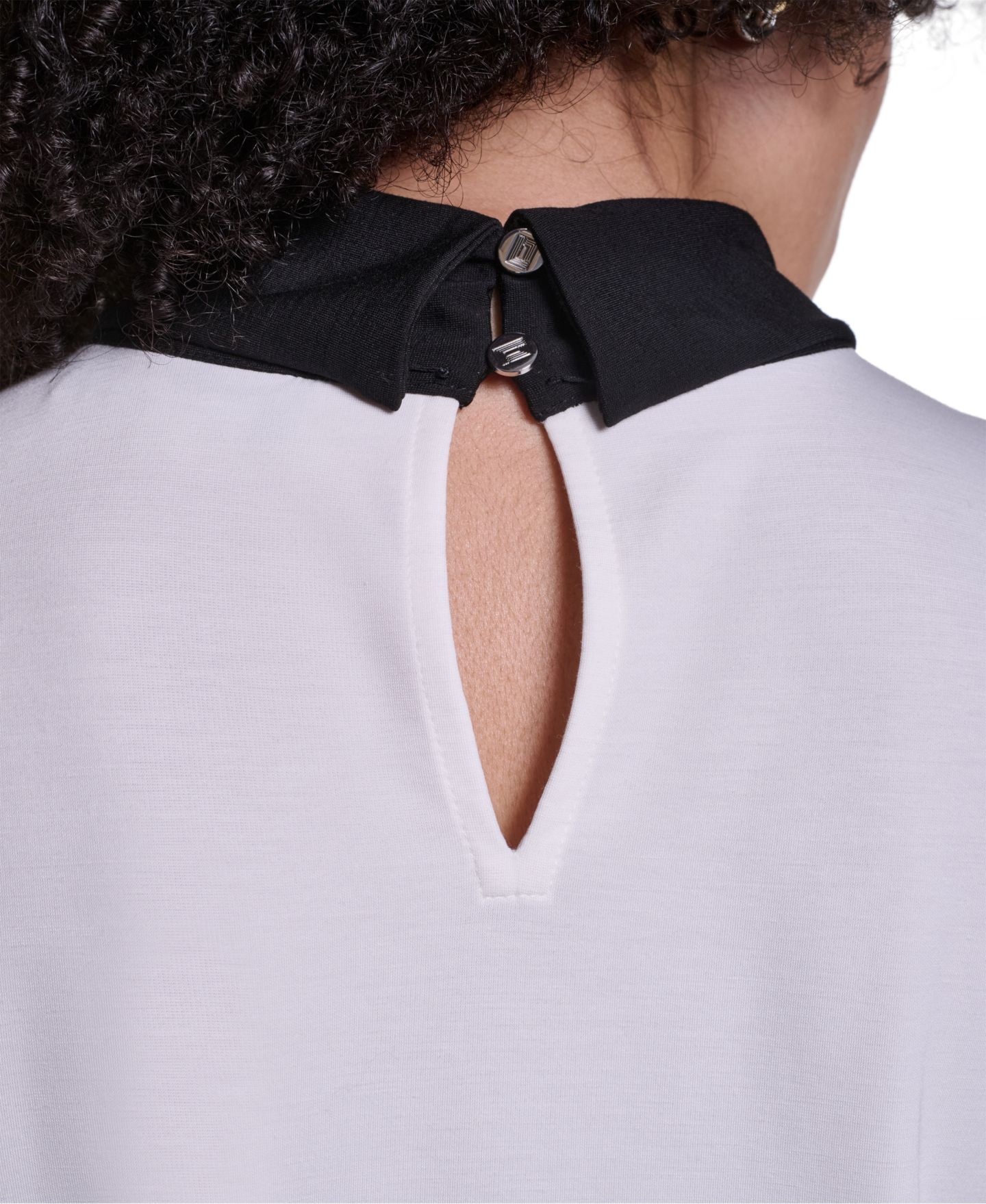 Женская блузка KARL LAGERFELD PARIS Mock Neck Keyhole Blouse, цвет: Мягкий белый / Чёрный — фото 8