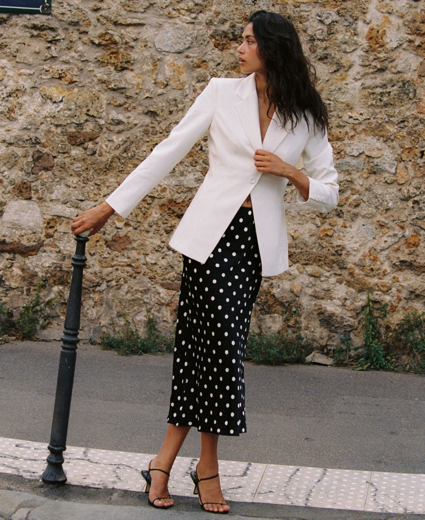 Женская юбка French Connection Ennis Satin Polka Dot Pull-On Midi, цвет: Чёрный / Белый — фото 11