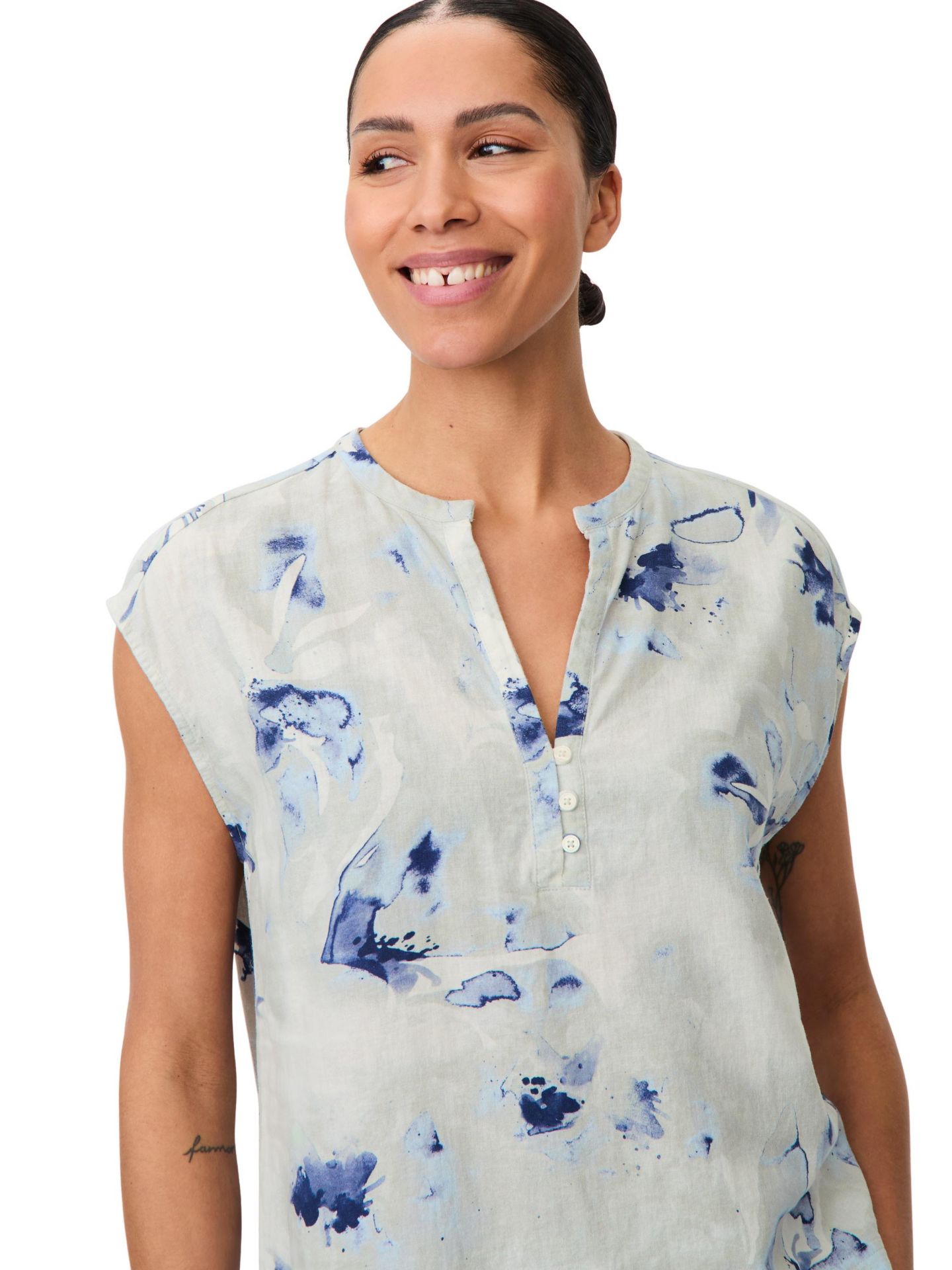 Женская блузка Masai Copenhagen Maelphira Floral Cap-Sleeve Linen-Viscose Blend, цвет: Skyway — фото 4