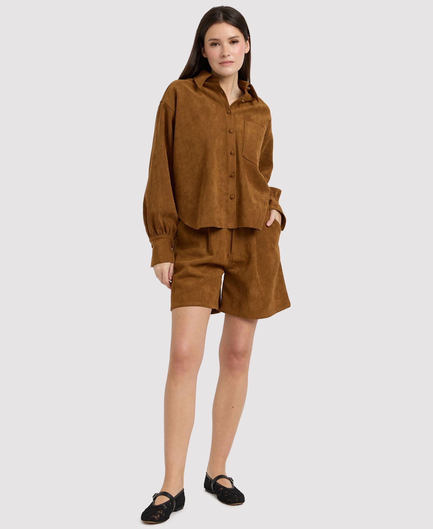 Женские шорты En Saison Yumi Suede Mid-Rise Pleated Shorts, 6-1/4" Inseam, цвет: Коричневый — фото 3