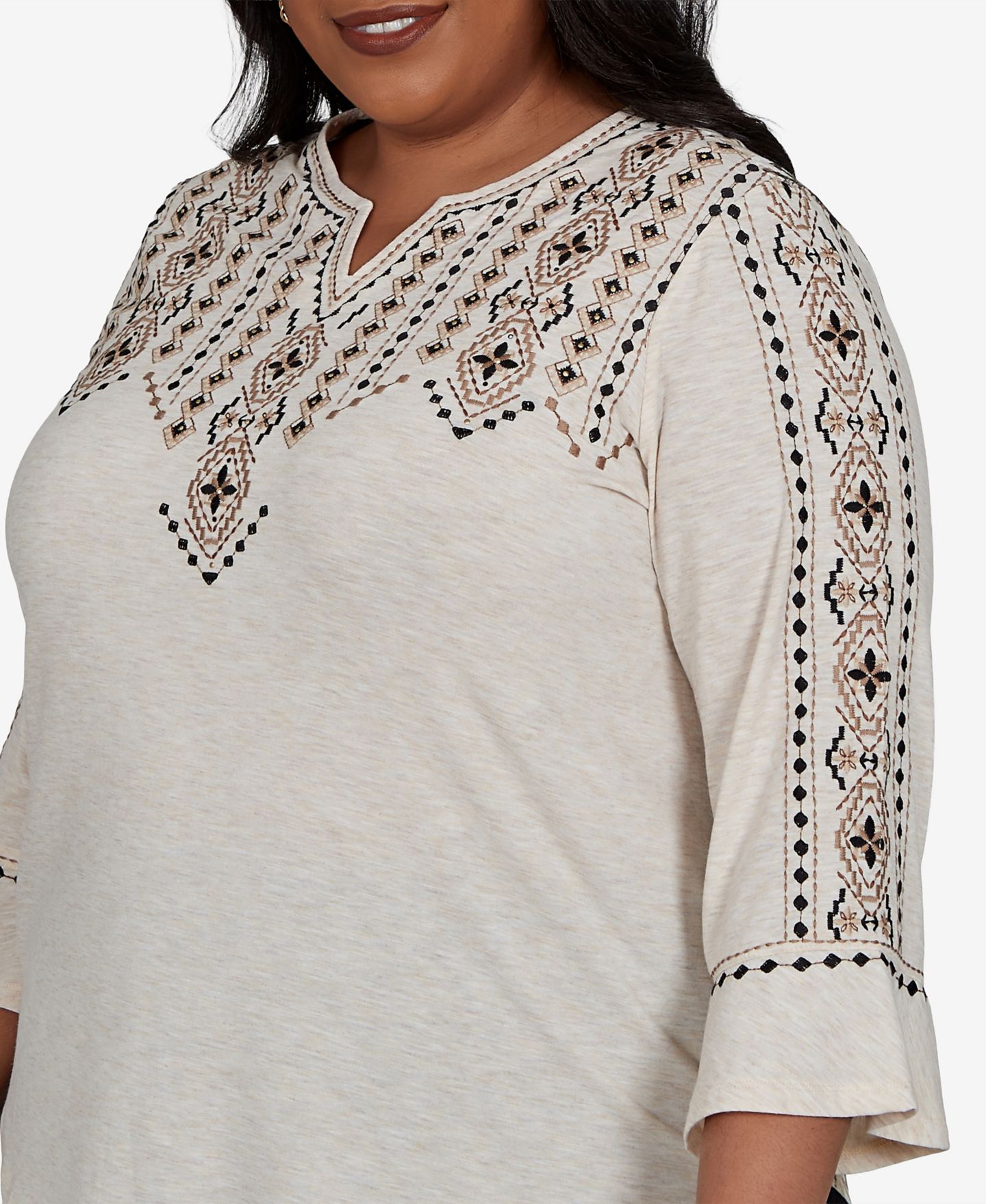 Женский топ Alfred Dunner Plus Size Travel Advisory 3/4-Sleeve Geometric-Embroidered Printed-Back, цвет: Пшеничный — фото 4