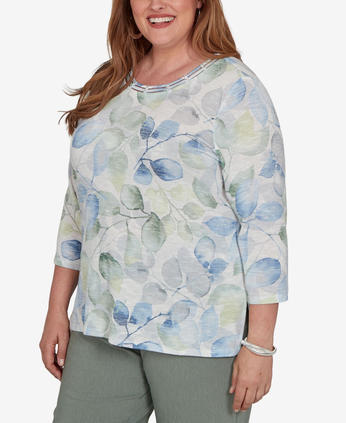 Женская футболка Alfred Dunner Plus Size Provence 3/4-Sleeve Watercolor Leaf Print, цвет: Синий разноцветный — фото 2
