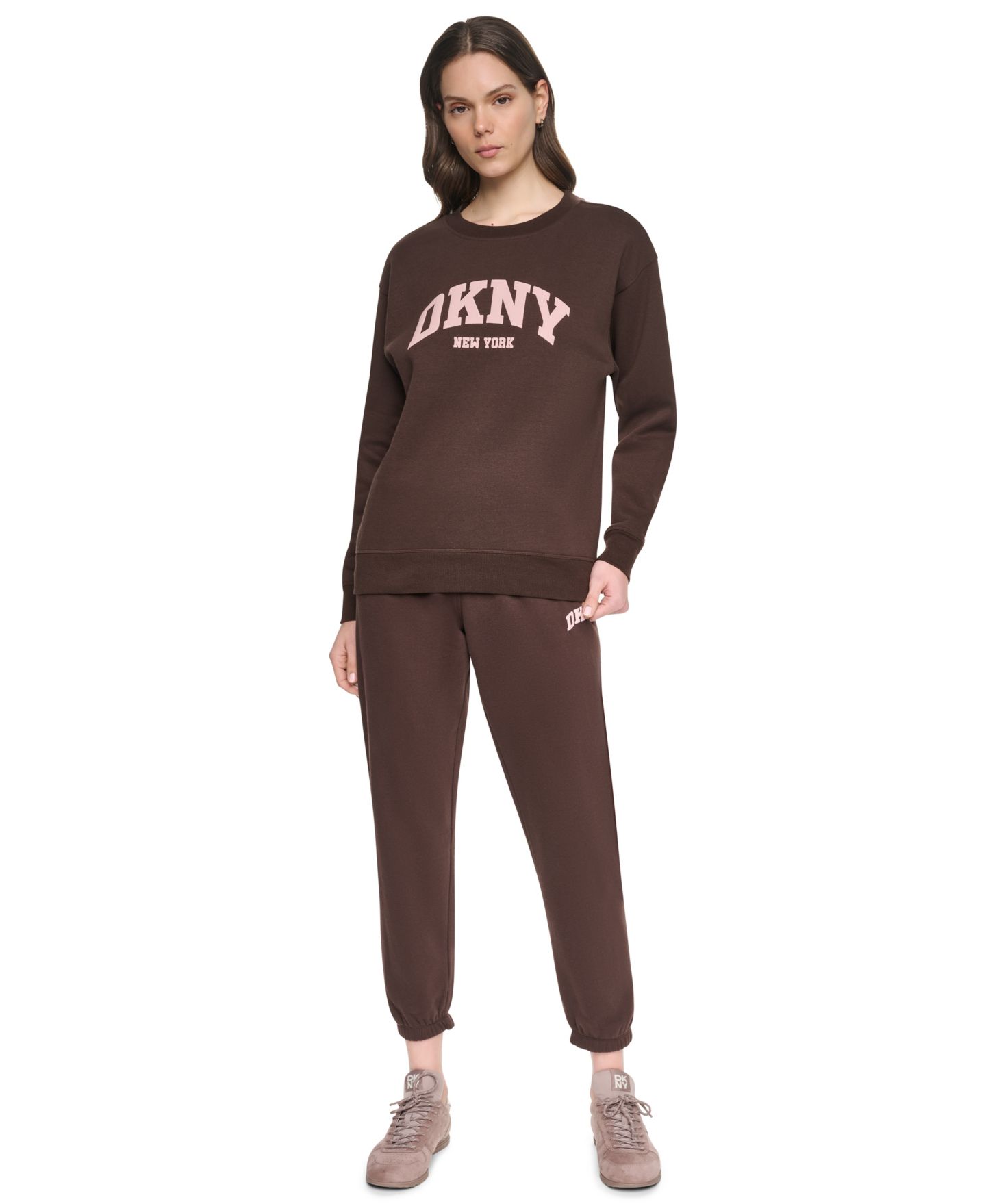Женский свитшот DKNY Sport Varsity Puff Logo Crewneck Long-Sleeve Cotton-Blend Fleece, цвет: Тёмно-коричневый / Пудровый розовый — фото 2
