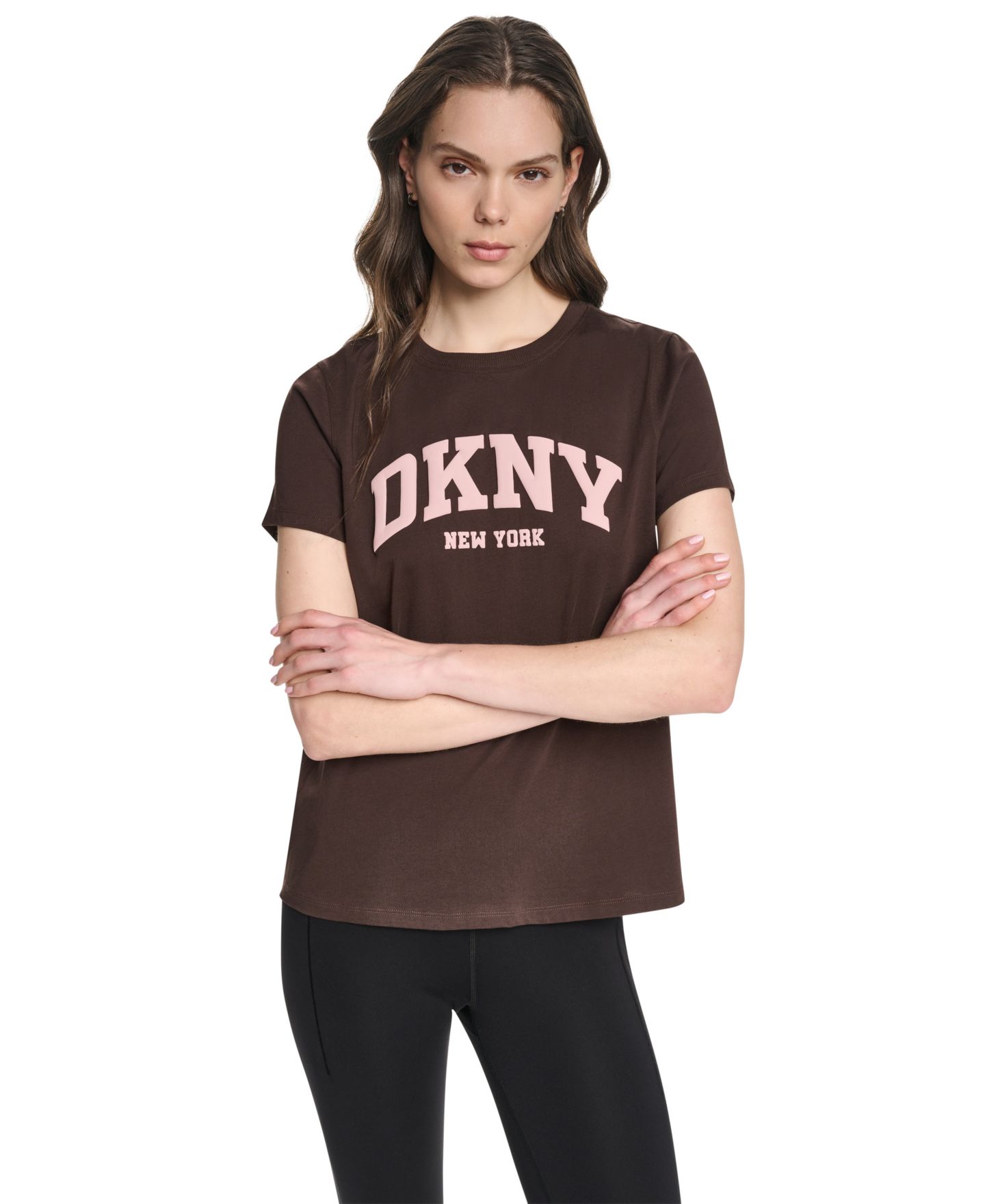 Женская футболка DKNY Sport Puff Varsity Logo Relaxed Fit Crew Neck, цвет: Тёмно-коричневый / Пудровый розовый — фото 2