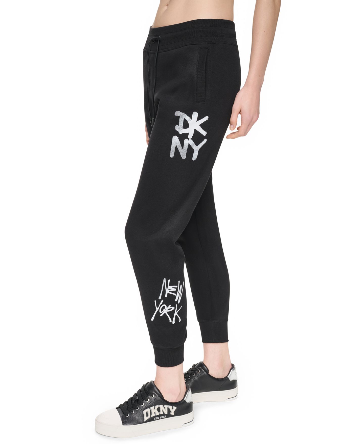 Женские брюки DKNY Sport Graffiti Logo Mid-Rise Rib Waist Cuffed, цвет: Чёрный — фото 3