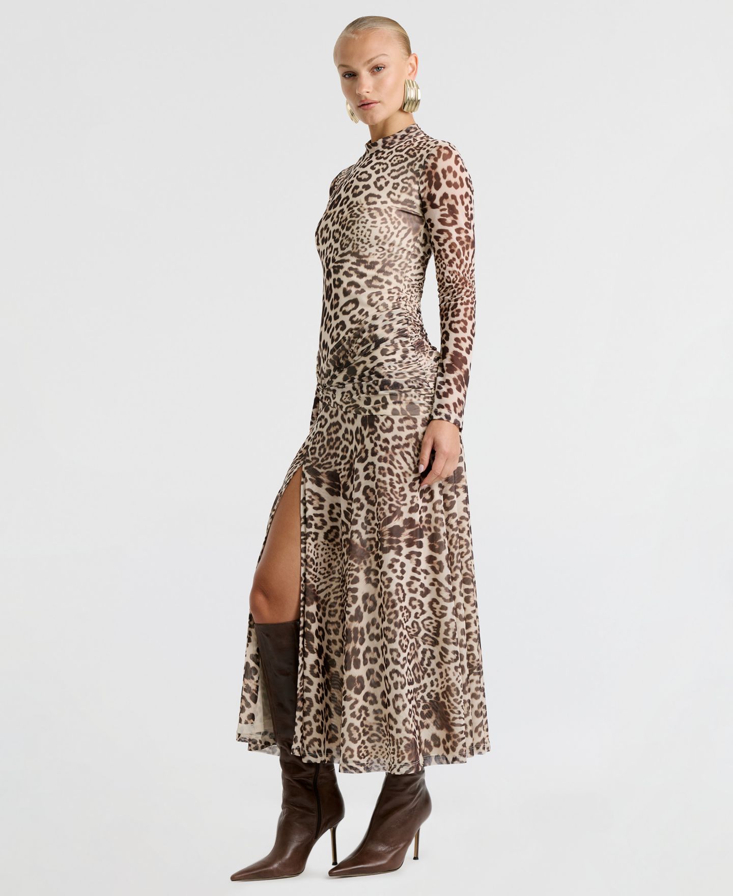 Женское платье Bardot Lea Long-Sleeve Ruched Midi, цвет: Леопардовый — фото 3