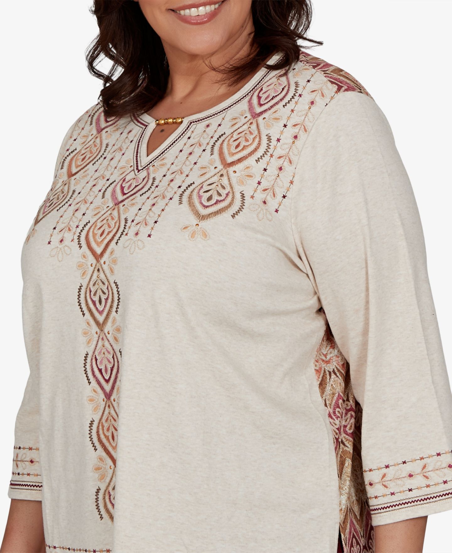 Женский топ Alfred Dunner Plus Size Embroidered Medallion Keyhole Neck 3/4-Sleeve, цвет: Овсяный — фото 4