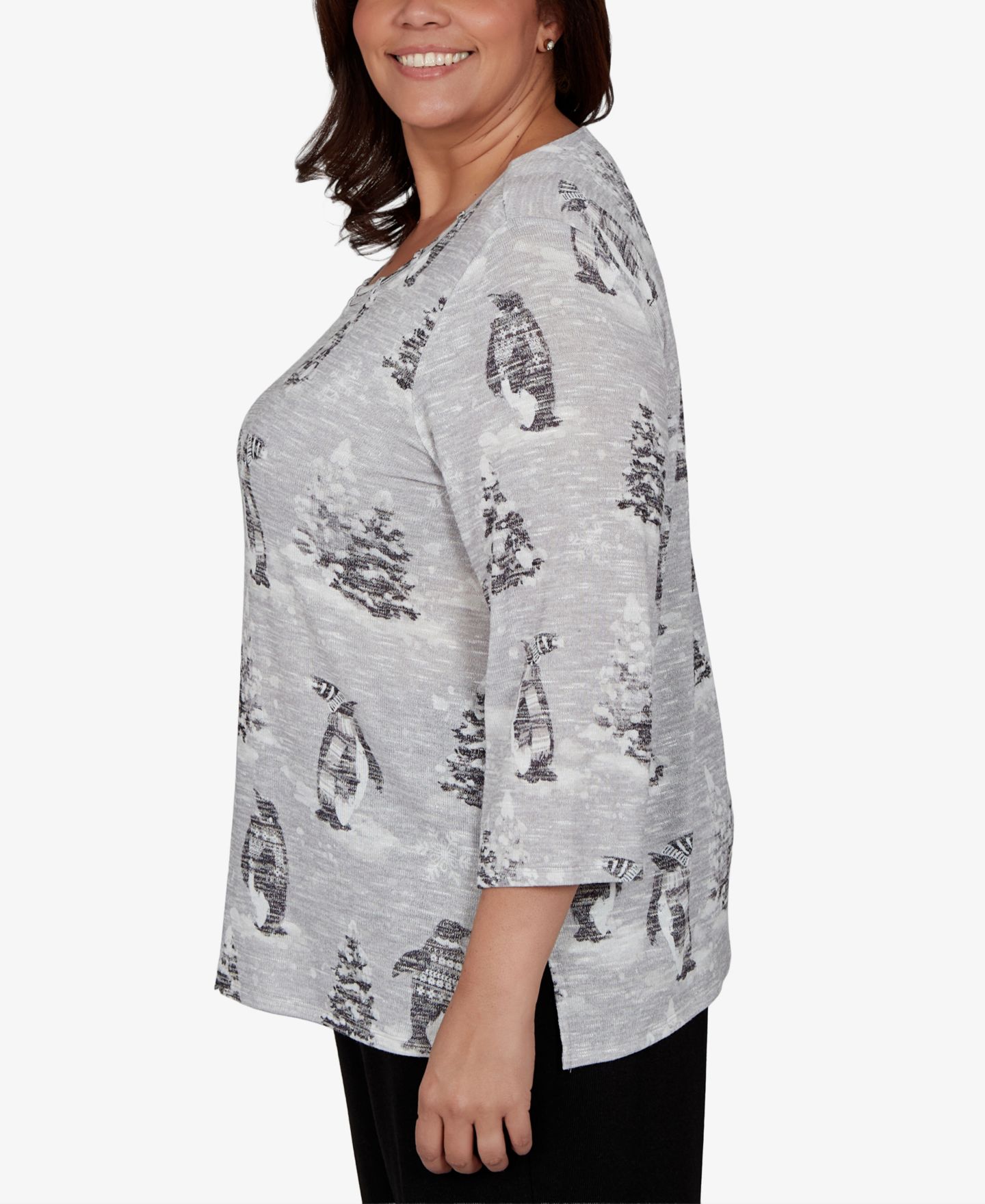 Женский топ Alfred Dunner Plus Size Classic Penguins and Trees 3/4 Sleeve Holiday Knit, цвет: Серый — фото 3