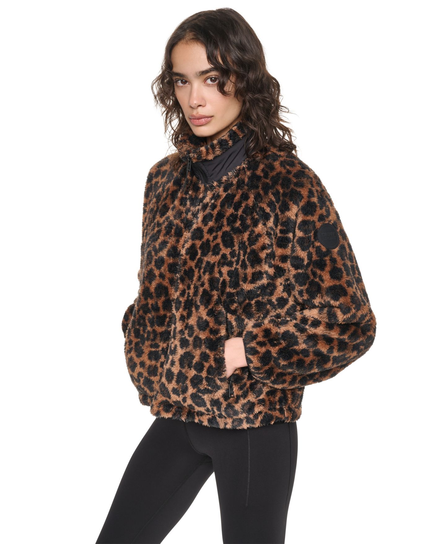 Женская куртка DKNY Sport Printed Sherpa Fleece Mock Neck, цвет: Леопардовый с принтом — фото 3