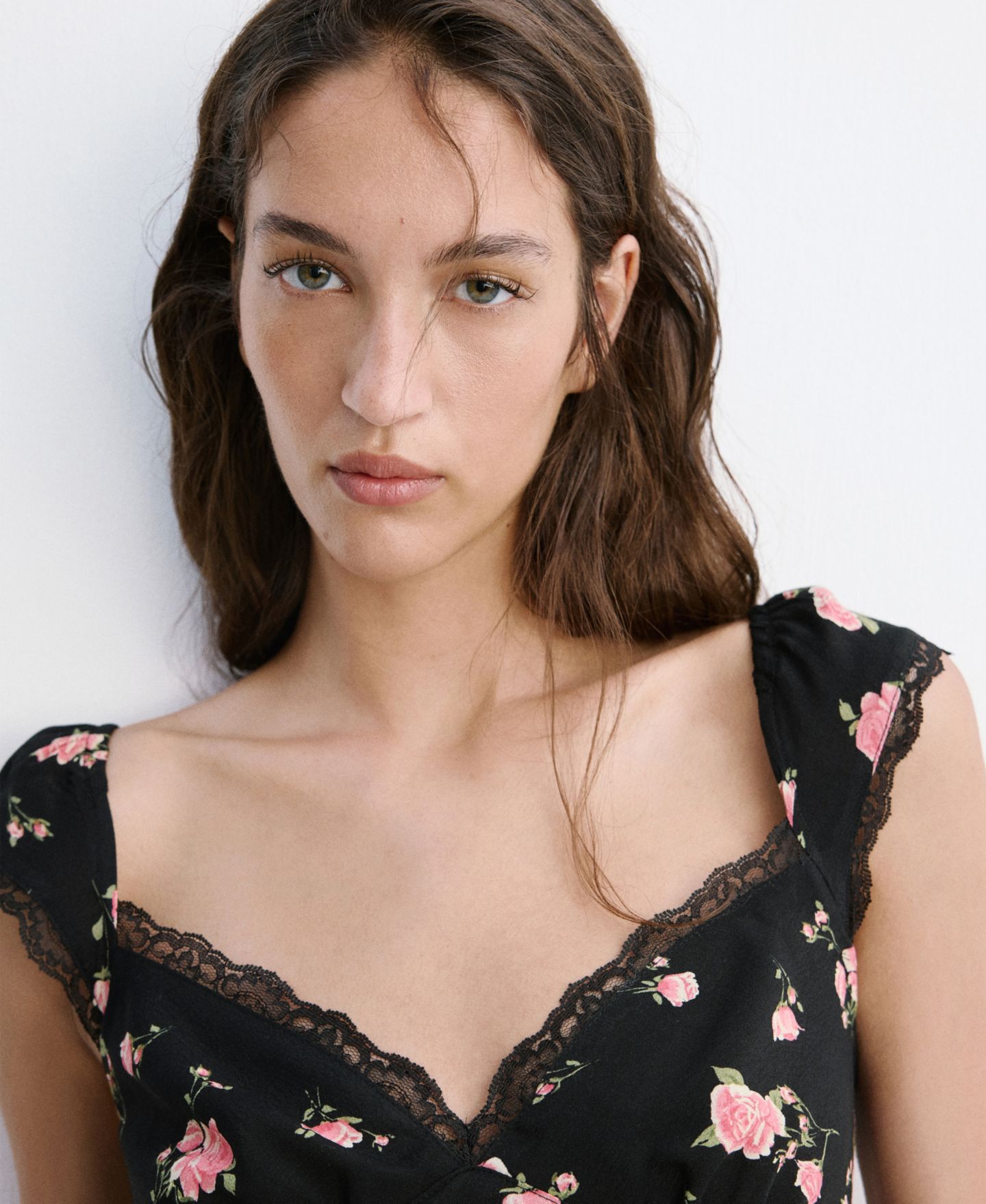 Женское платье Mango Short-Sleeve V-Neck Floral-Print Midi, цвет: Чёрный — фото 5