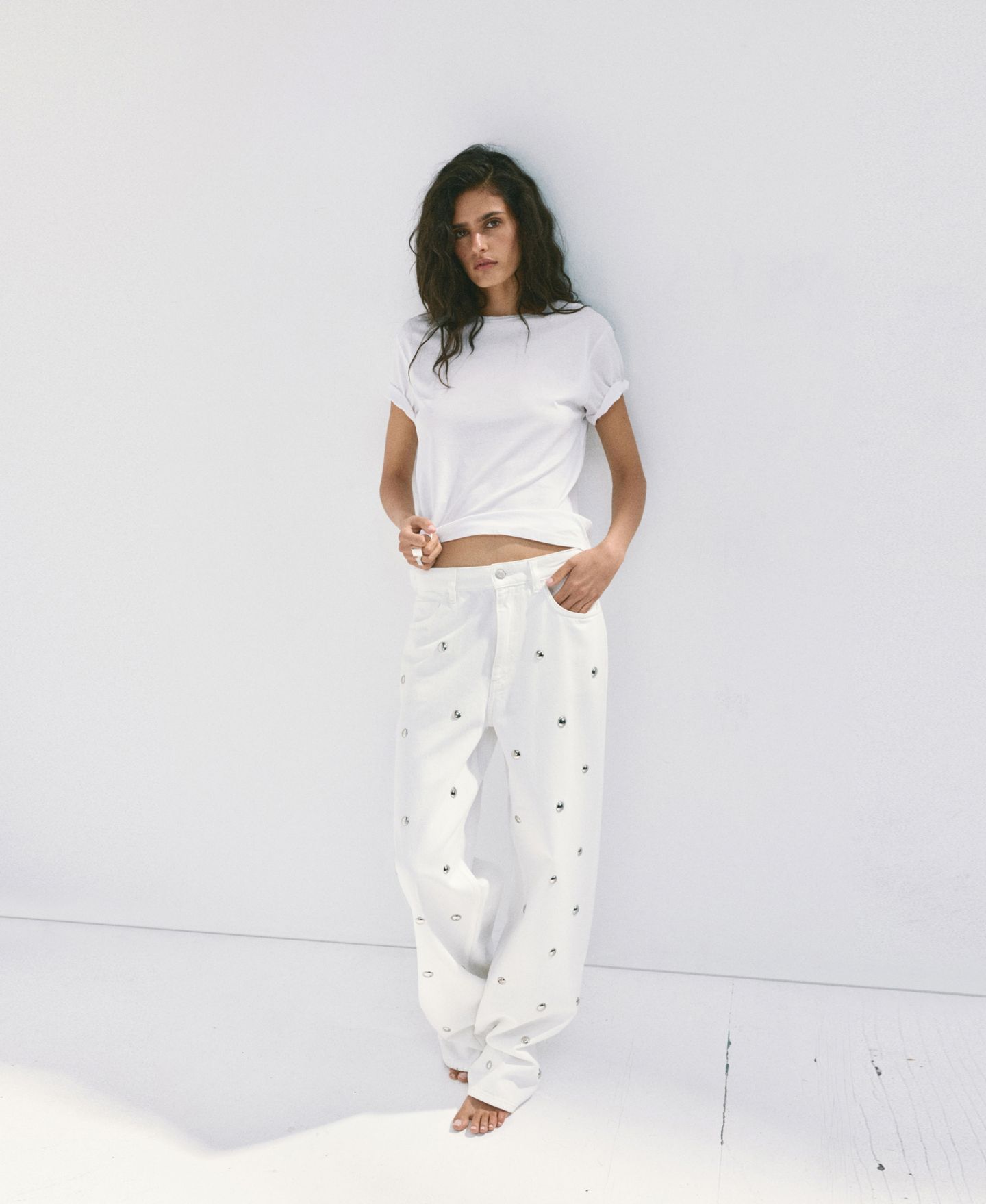 Женские джинсы Mango Wide-Leg Studded, цвет: Молочный белый — фото 2