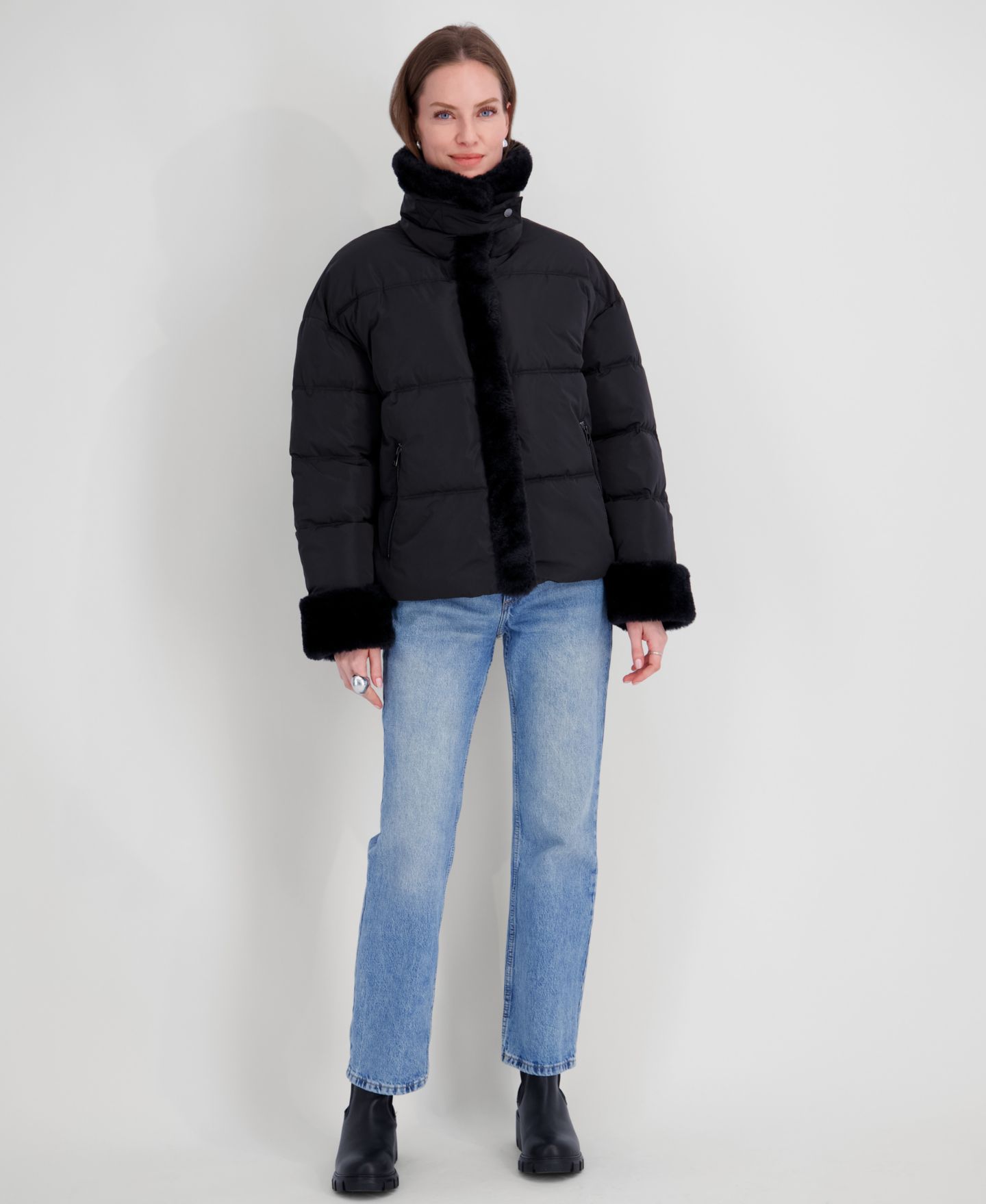 Женская куртка Tahari Water-Resistant Sherpa Cuff and Collar Short Puffer, цвет: Чёрный — фото 7