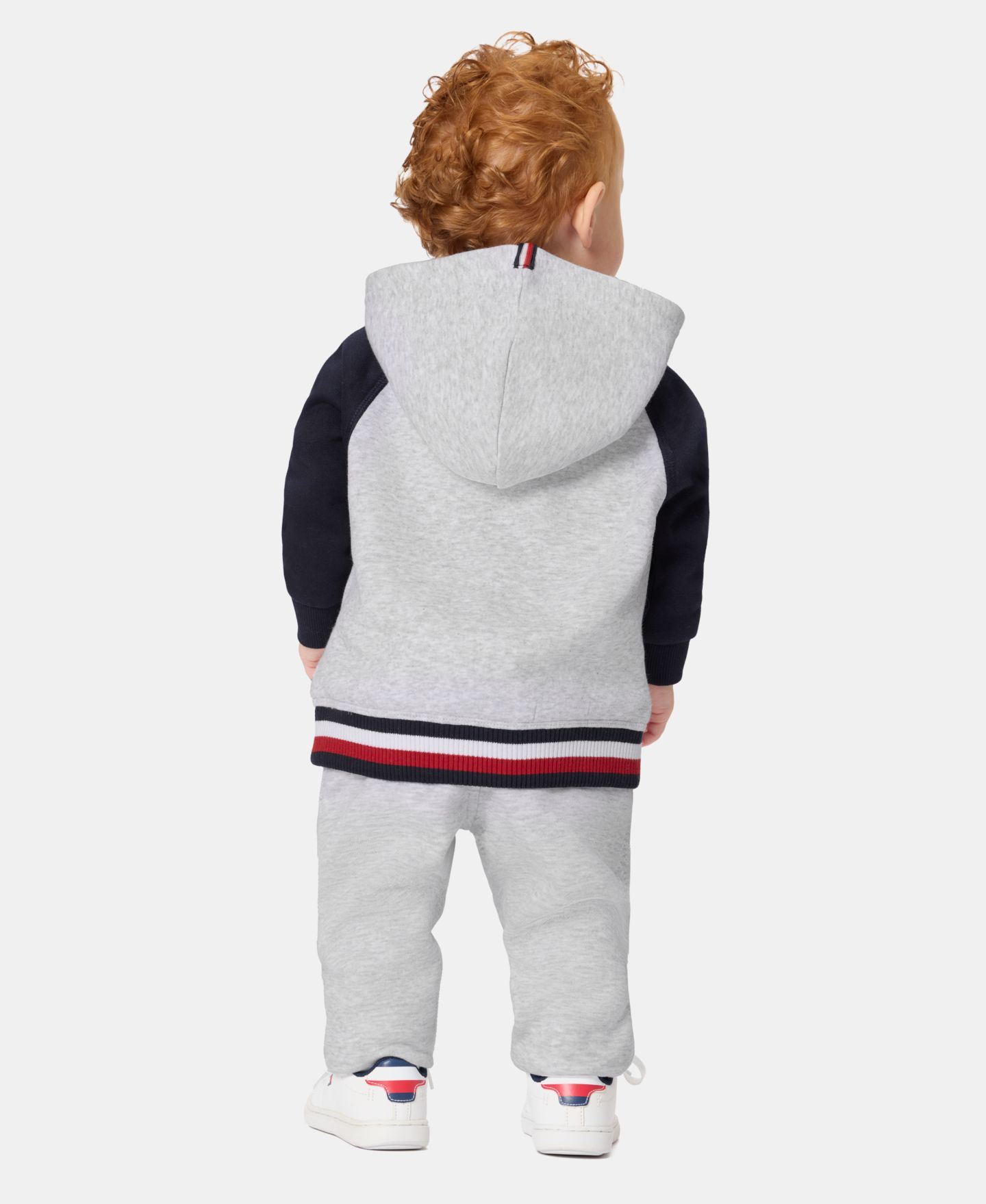 Детский комплект Tommy Hilfiger для малыша: худи с логотипом в цветных блоках и джоггеры, цвет: Серый меланжевый / Тёмно-синий — фото 3