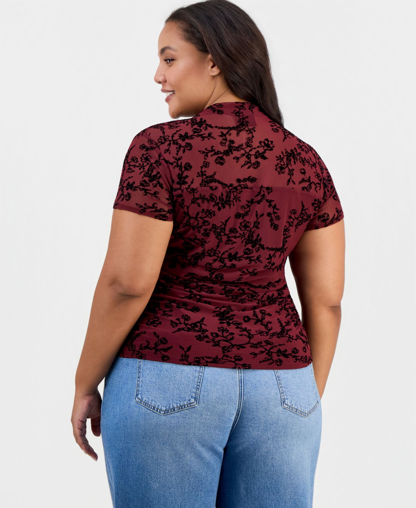Женский топ FULL CIRCLE TRENDS Plus Size Flocked Mesh Side-Ruched Mock Neck, цвет: С принтом каберне — фото 3