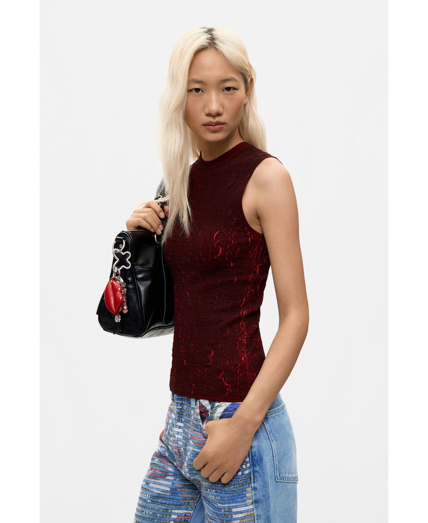 Женская футболка Desigual Mock Neck Metallic Sleeveless Knit, цвет: Бордовый — фото 4