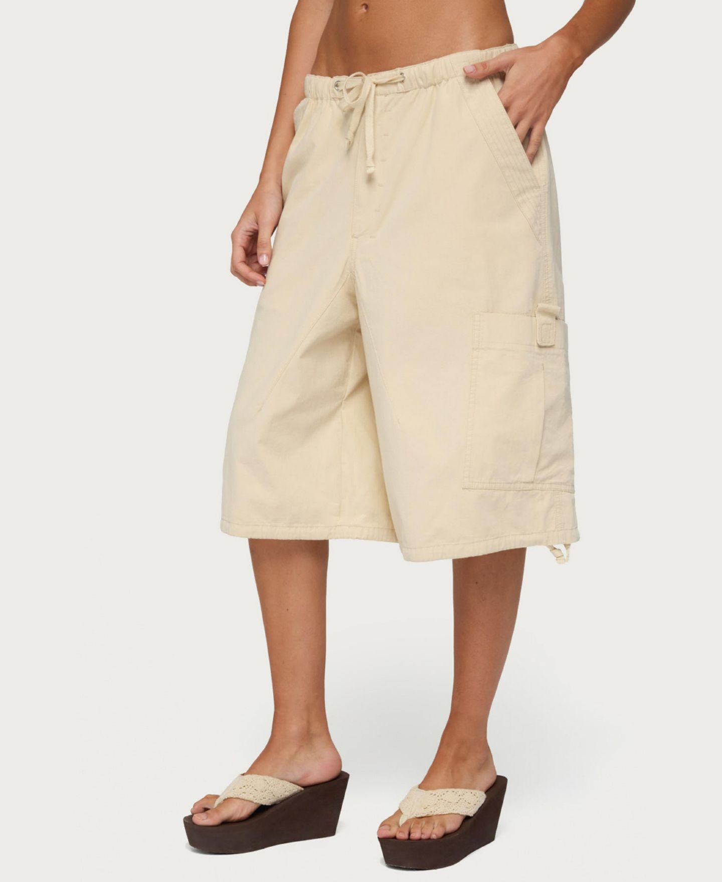 Женские шорты Edikted Pull-On Cargo Bermuda Shorts, 13" Inseam, цвет: Бежевый — фото 4