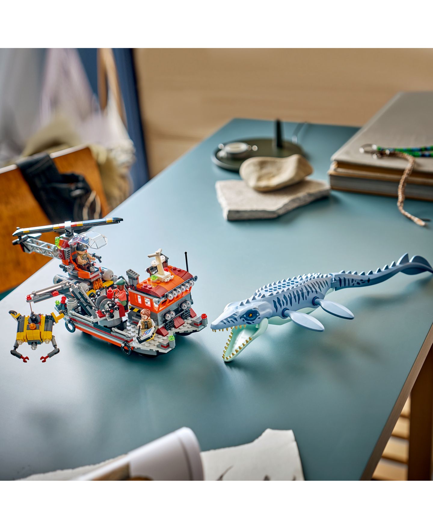 Детские конструкторы LEGO® Jurassic World Mosasaurus Dinosaur Boat Attack 77983, 703 Pieces — фото 3