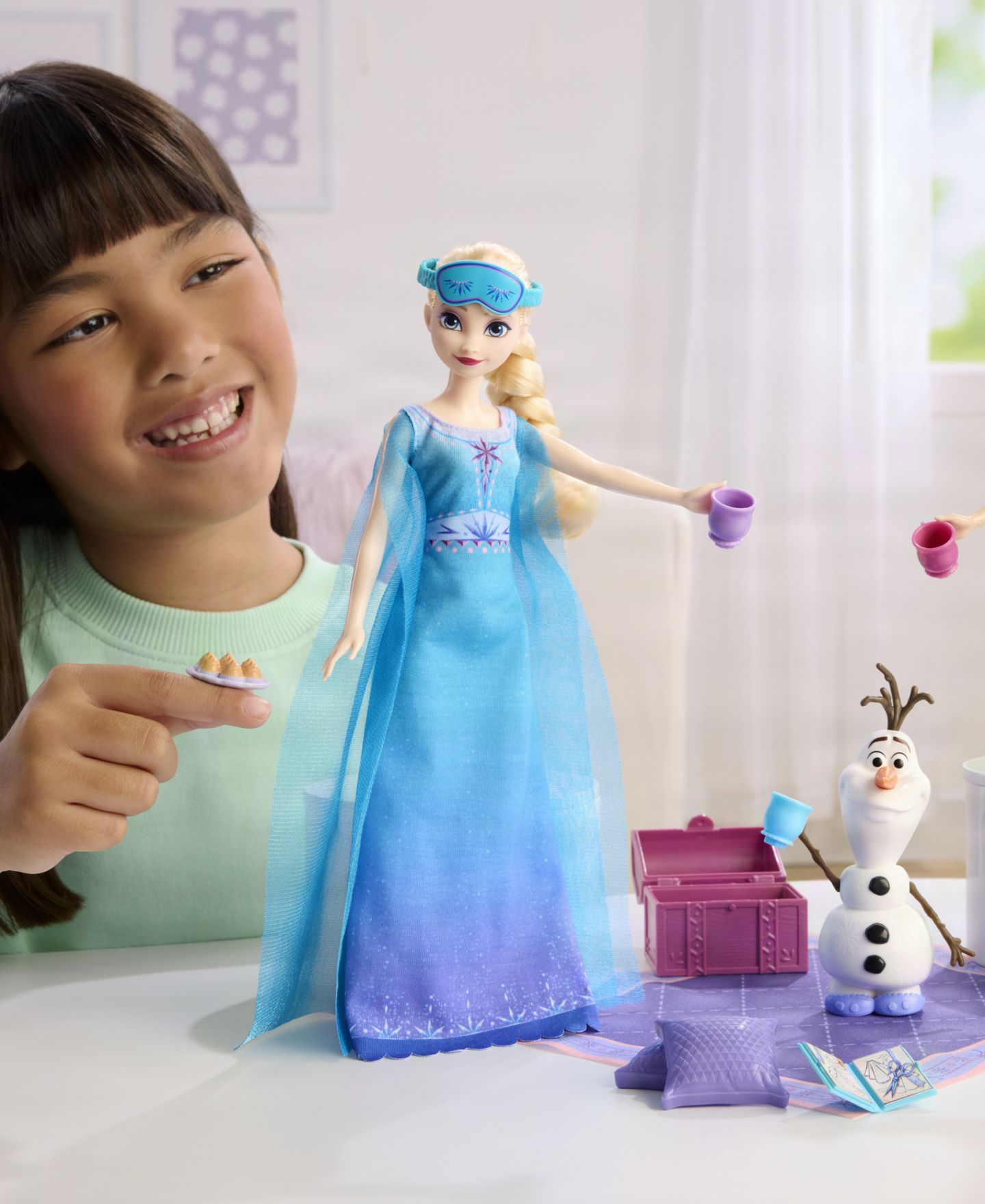 Детские куклы Disney Princess Frozen Slumber Sister Set with Anna, Elsa, and Olaf Posable Fashion Dolls with 14 Accessories, Ages 3+ — фото 2
