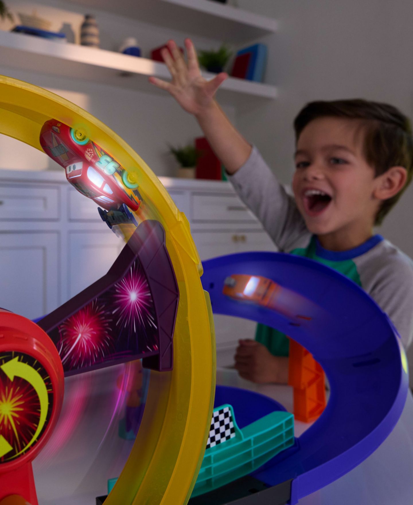 Детский игровой набор Cars Lightning McQueen Light-Up Celebration Raceway 2-Piece Playset, Ages 4+ — фото 5