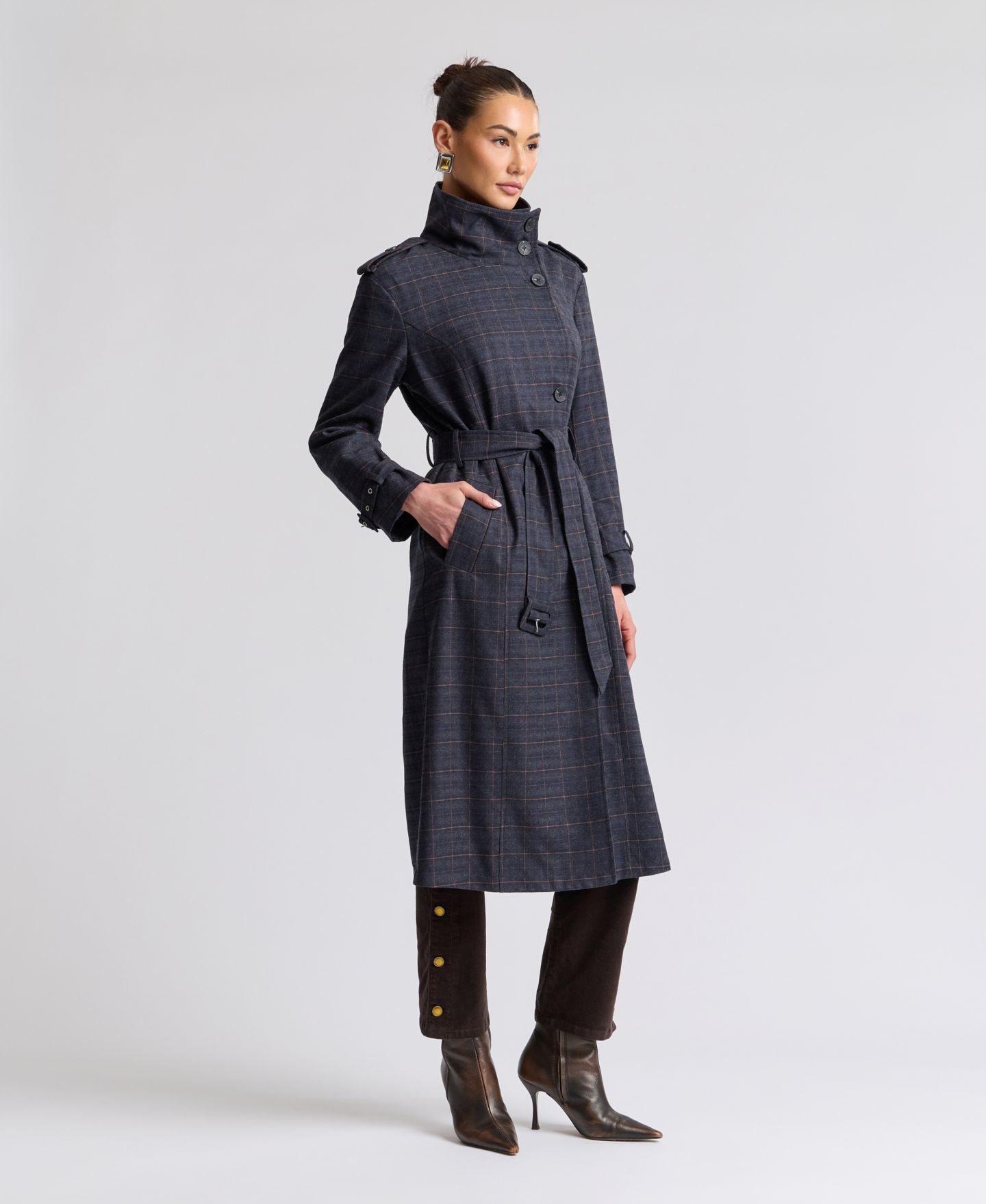 Женское пальто Avec Les Filles Plaid Funnel Neck Belted Trench, цвет: Тёмно-синий серый клетчатый — фото 6
