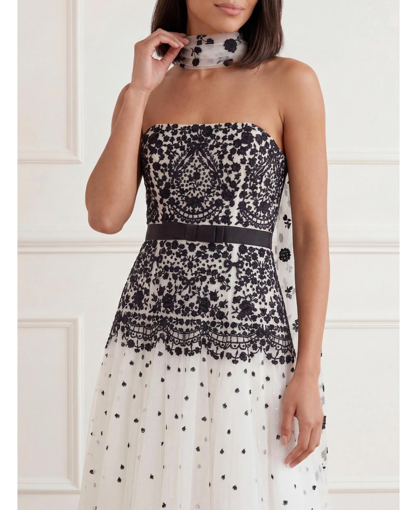 Женское платье Needle & Thread Strapless Lace Ball Gown, цвет: Меловой / Графитовый — фото 4