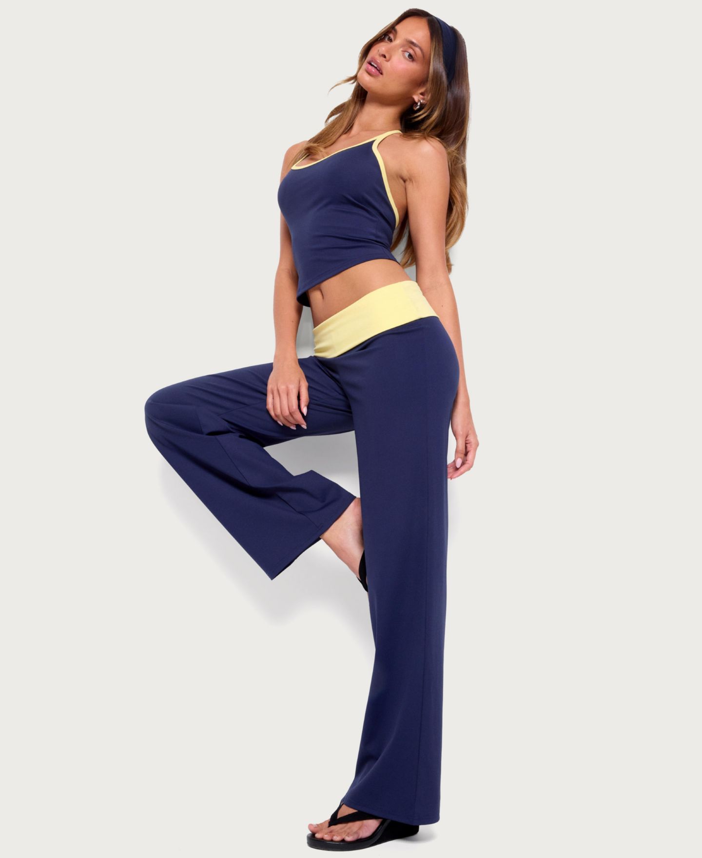 Женские брюки Edikted Dayna Contrast Low-Rise Foldover Straight-Leg, цвет: Тёмно-синий — фото 5
