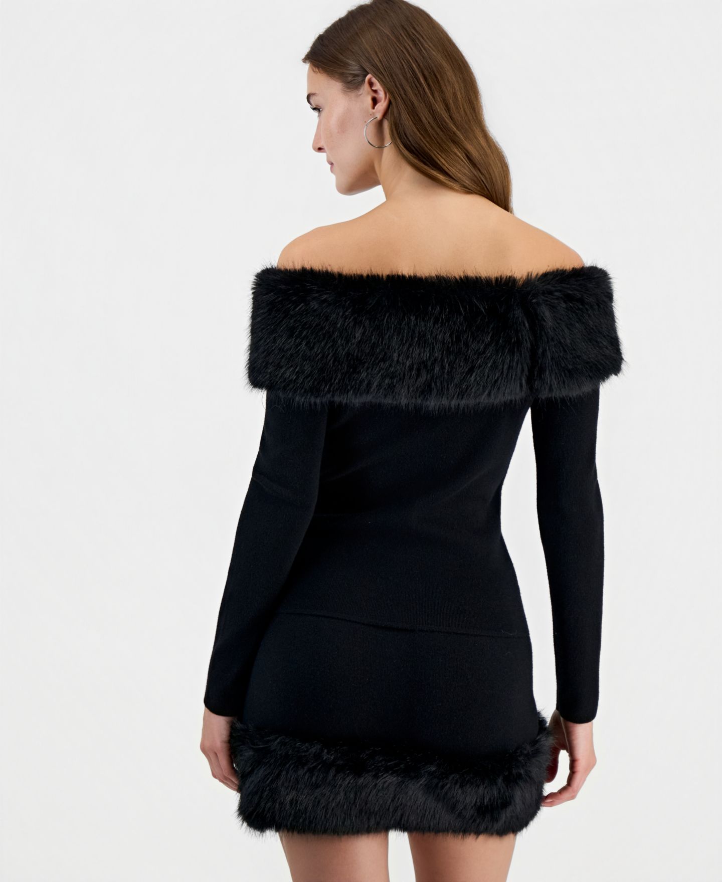 Женский свитер Madden Girl Juniors' Marilyn Faux Fur Off-the-Shoulder Pullover, цвет: Чёрный — фото 2
