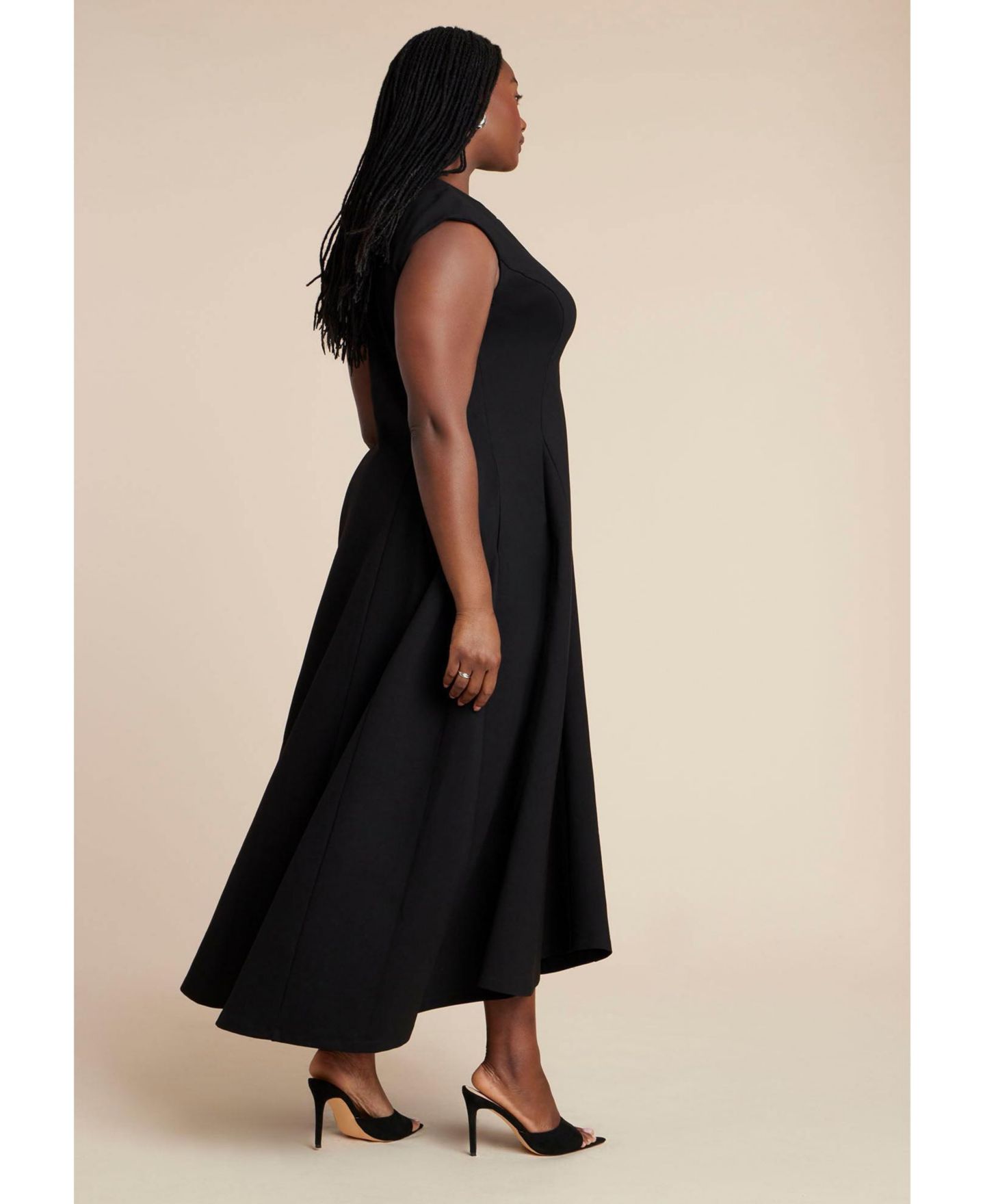 Женское платье ELOQUII Plus Size V-Neck Notch-Seam Detail Ponte Maxi, цвет: Чёрный оникс — фото 4