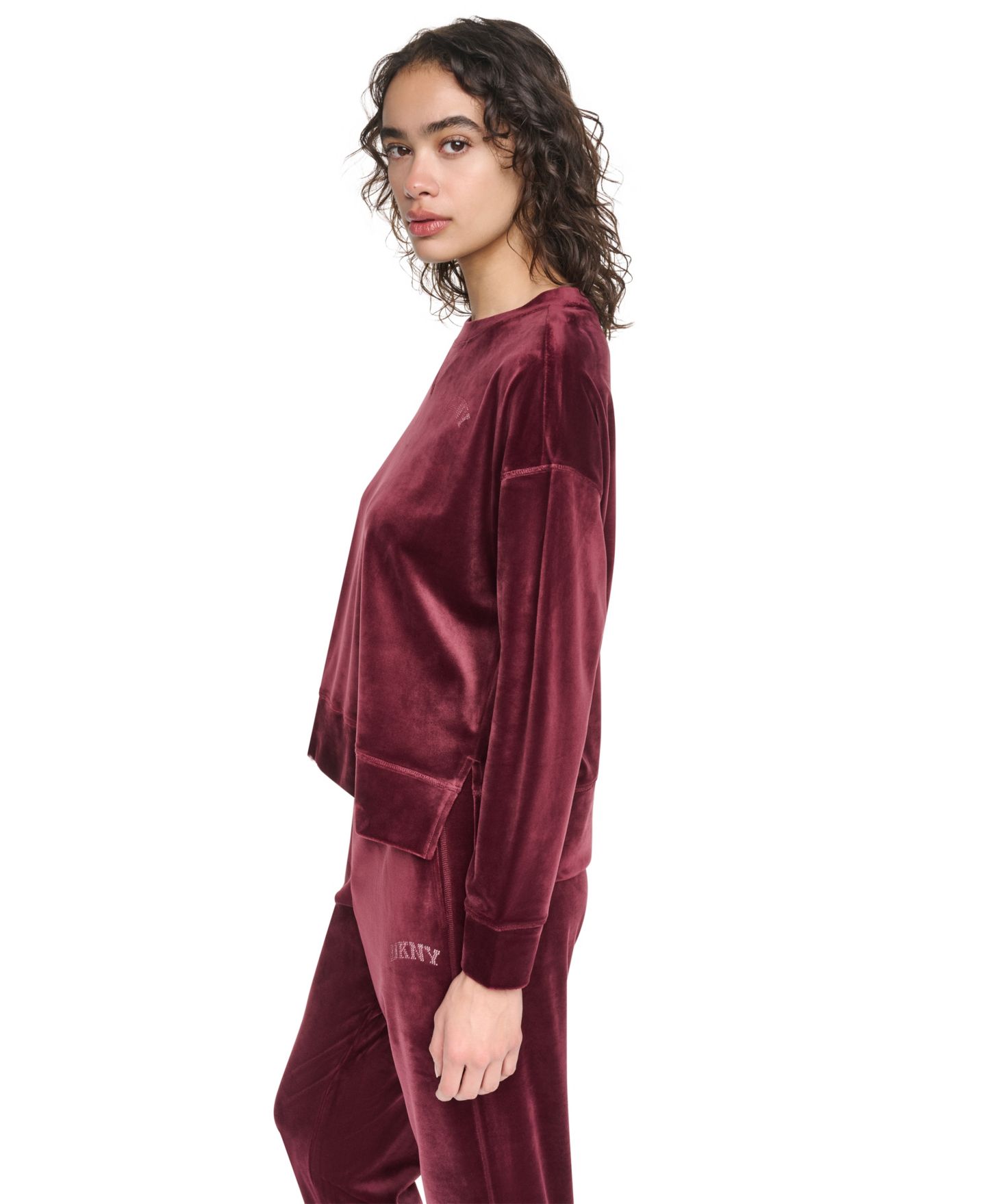 Женский свитер DKNY Sport Super-Soft Velour Relaxed-Fit High-Low Crewneck Pullover Top with Varsity Rhinestone Logo, цвет: Бордово-красный — фото 5